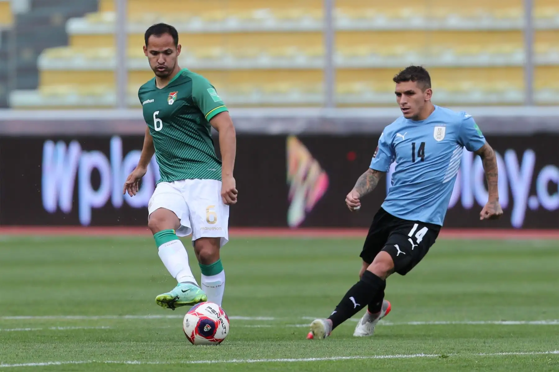 Leonel Justiniano de Bolivia disputa el balón con Lucas Torreira de Uruguay hoy, durante un partido de las eliminatorias sudamericanas rumbo al Mundial de Catar 2022 entre Bolivia y Uruguay, disputado en el estadio Olímpico Hernando Siles, en La Paz.
Foto: EFE