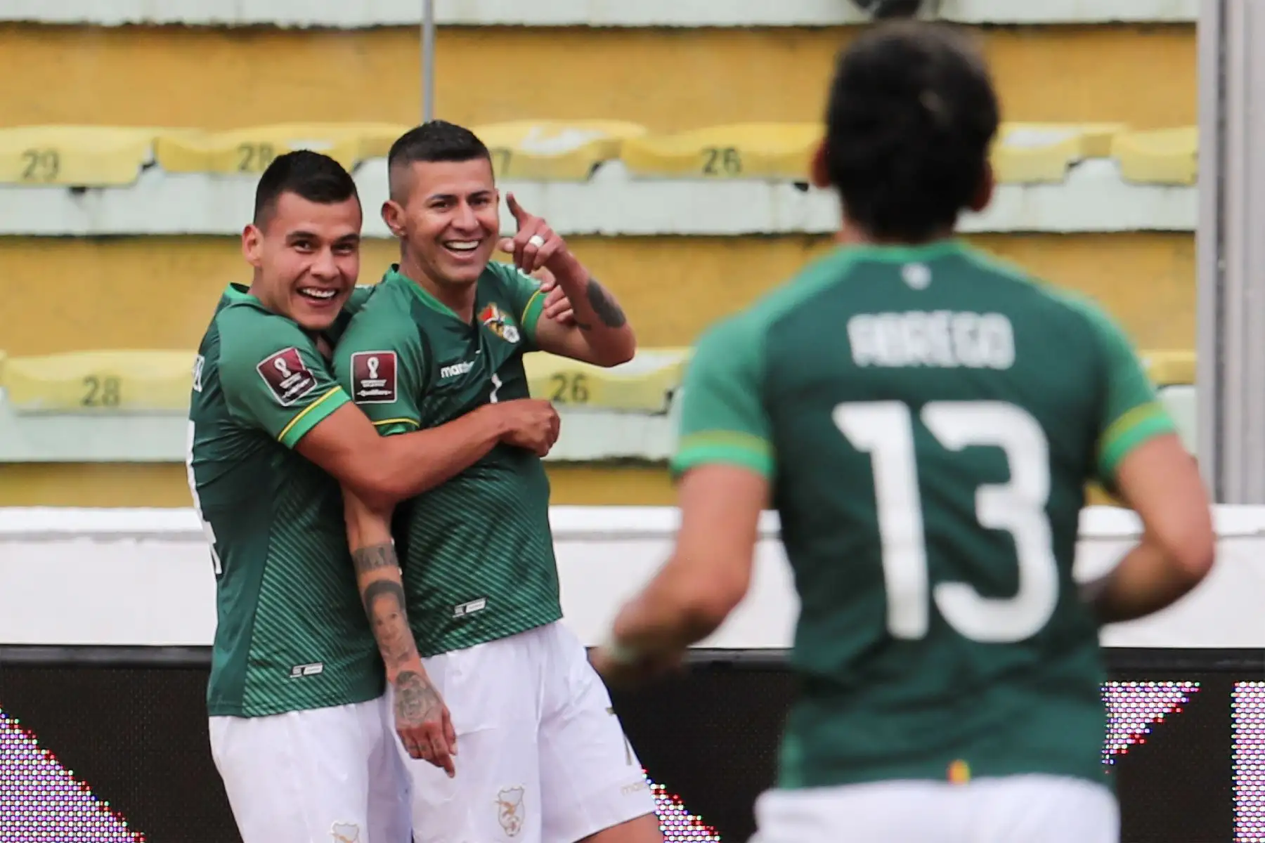 Los jugadores de Bolivia celebran un gol de Juan Carlos Arce ante Uruguay , durante un partido de las eliminatorias sudamericanas rumbo al Mundial de Catar 2022 entre Bolivia y Uruguay, disputado en el estadio Olímpico Hernando Siles, en La Paz.
Foto: EFE