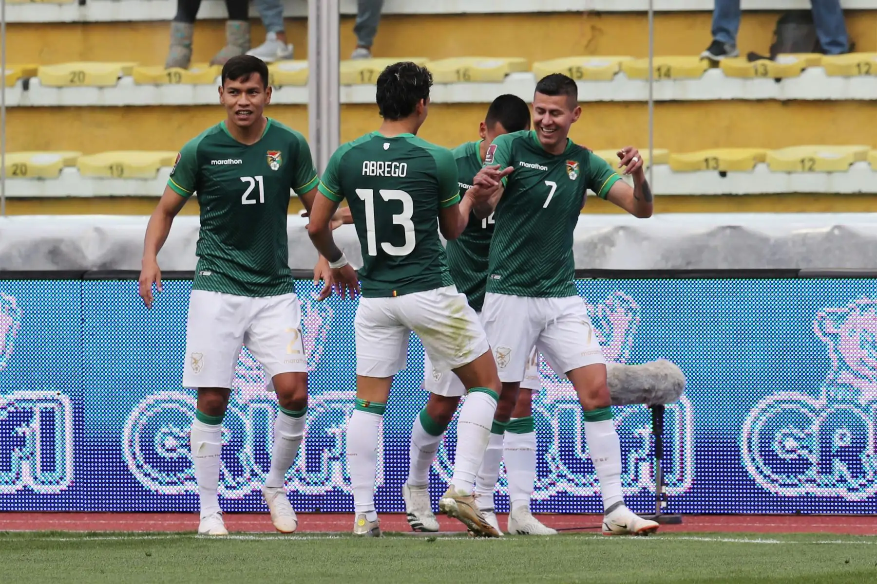 Los jugadores de Bolivia celebran un gol de Juan Carlos Arce ante Uruguay , durante un partido de las eliminatorias sudamericanas rumbo al Mundial de Catar 2022 entre Bolivia y Uruguay, disputado en el estadio Olímpico Hernando Siles, en La Paz.
Foto: EFE