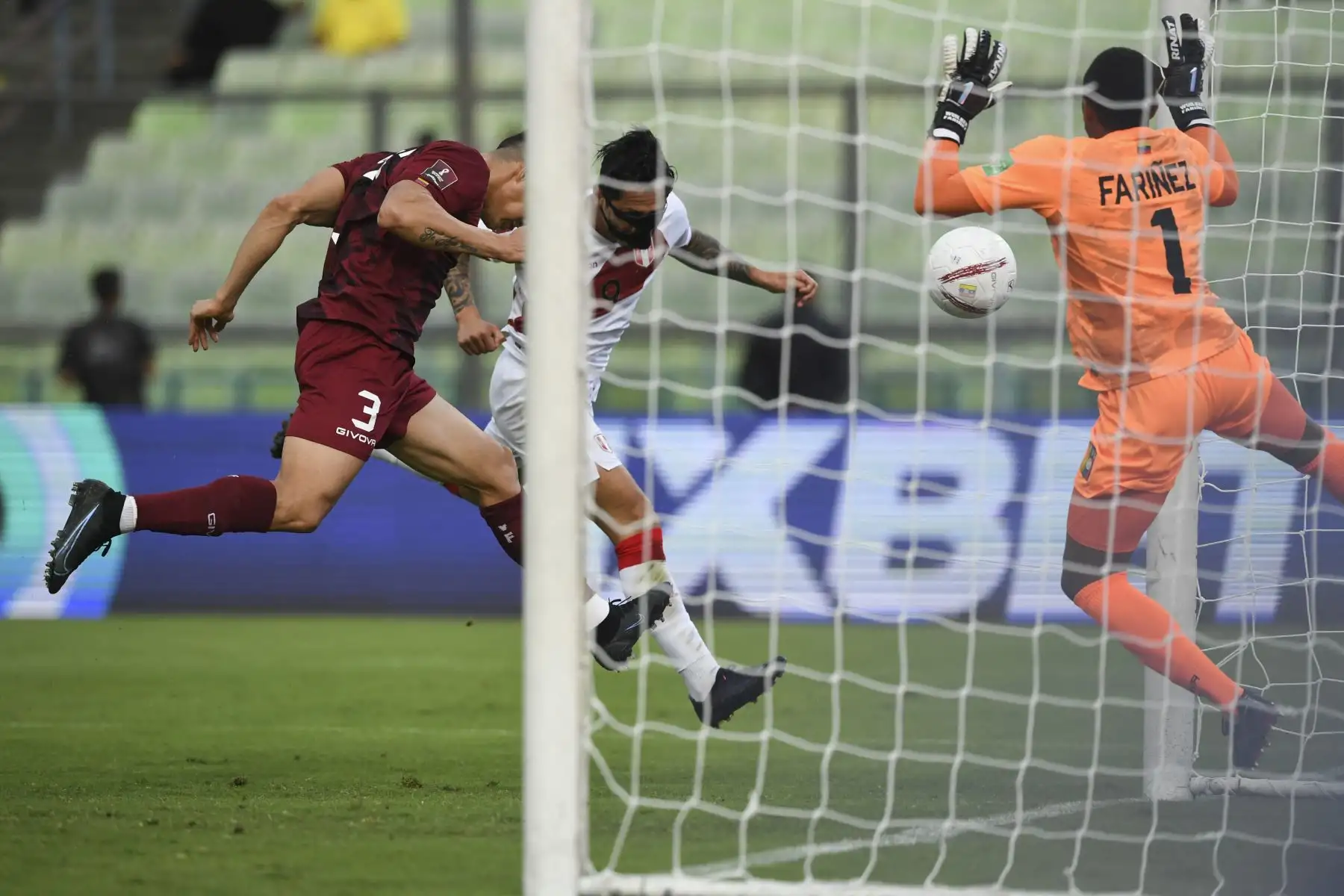 El peruano Gianluca Lapadula (C) se dirige a anotar contra Venezuela durante su partido de fútbol de clasificación sudamericano para la Copa Mundial de la FIFA Qatar 2022 en el Estadio Olímpico de la UCV en Caracas el 16 de noviembre de 2021. Foto: AFP