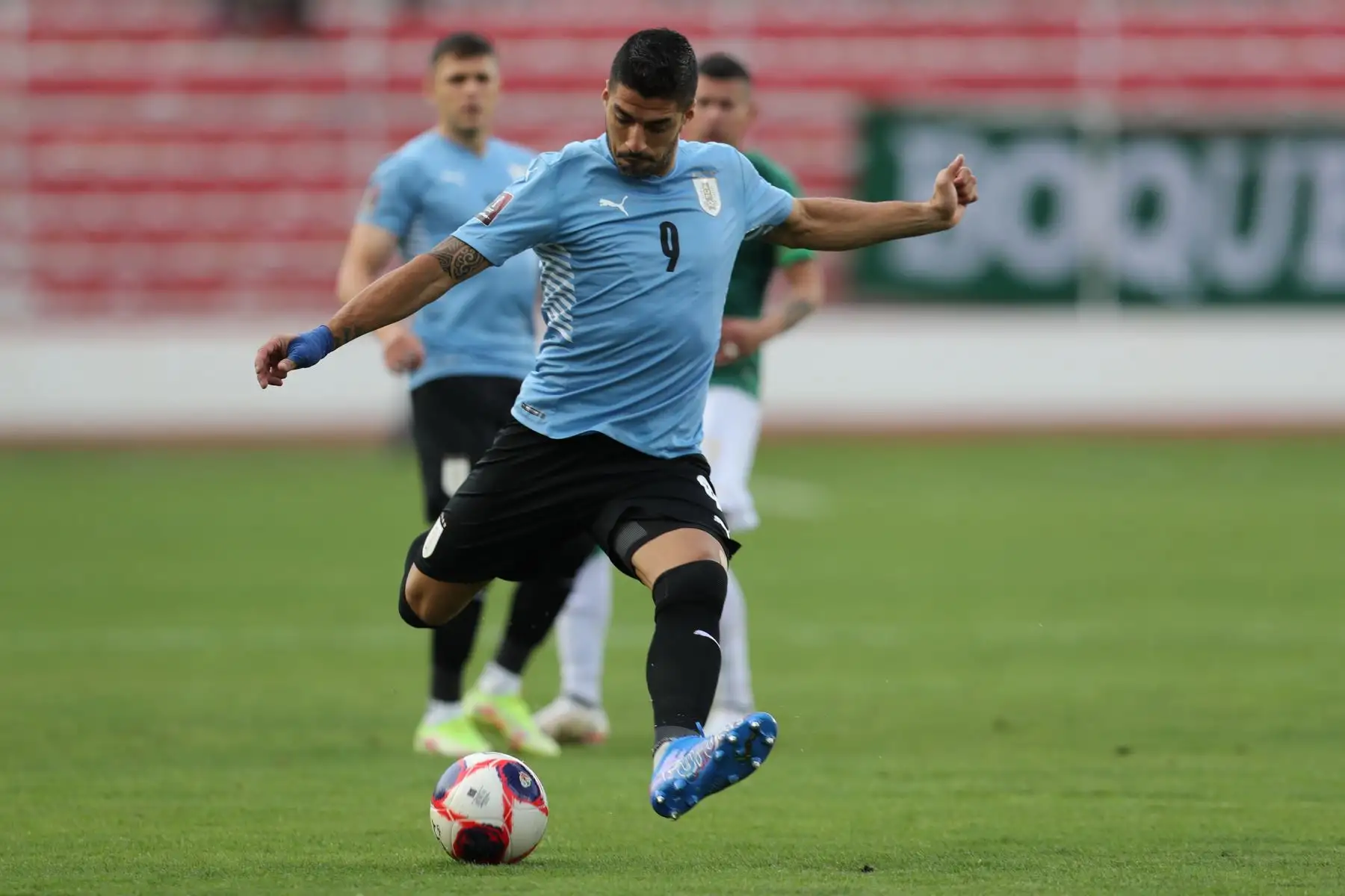 Luis Suárez de Uruguay en acción ante Bolivia , durante un partido de las eliminatorias sudamericanas rumbo al Mundial de Catar 2022 entre Bolivia y Uruguay, disputado en el estadio Olímpico Hernando Siles, en La Paz.
Foto: EFE