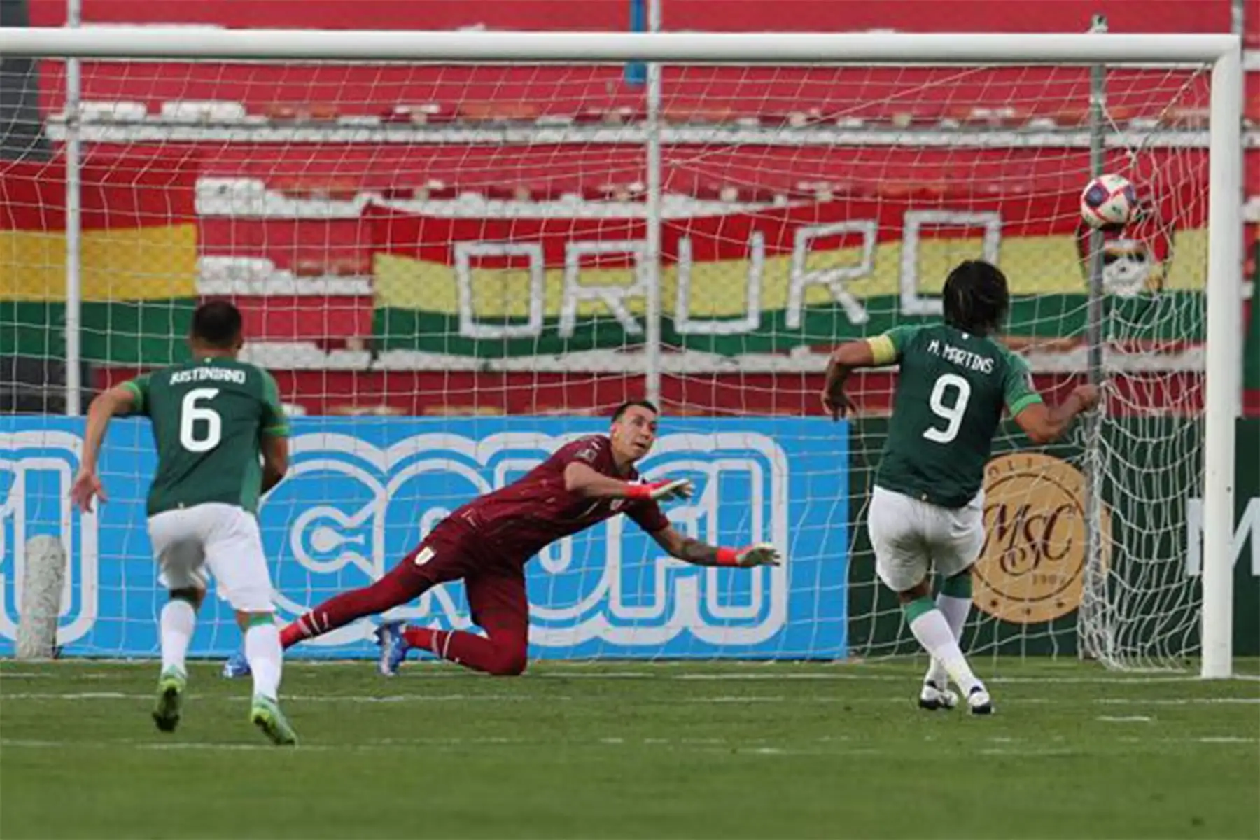 Marcelo Martins  de Bolivia falla un penalti ante Fernando Muslera de Uruguay , durante un partido de las eliminatorias sudamericanas rumbo al Mundial de Catar 2022 entre Bolivia y Uruguay, disputado en el estadio Olímpico Hernando Siles, en La Paz.
Foto: EFE
