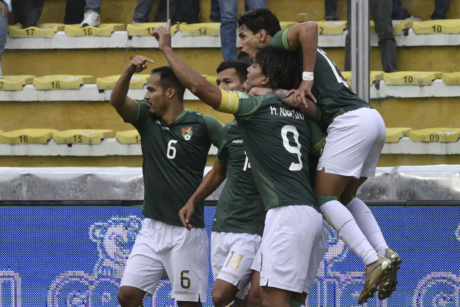 El boliviano Marcelo Martins  celebra con sus compañeros de equipo tras anotar contra Uruguay durante su partido de fútbol de clasificación sudamericano para la Copa Mundial de la FIFA Qatar 2022 en el Estadio Olímpico Hernando Siles en La Paz.
Foto: EFE