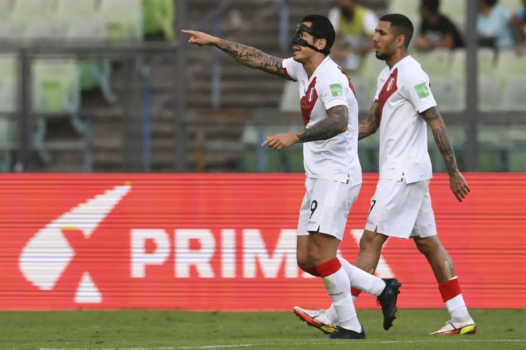 El peruano Gianluca Lapadula  celebra tras anotar contra Venezuela durante el  partido de fútbol de clasificación sudamericano para la Copa Mundial de la FIFA Qatar 2022 en el Estadio Olímpico de la UCV en Caracas.
Foto: AFP