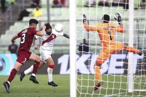 Gol de Gianluca Lapadula en el minuto 18 del partido que hoy ganó Perú (2-1) en Venezuela. ANDINA/Difusión