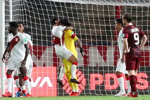 ¡Merecido abrazo! Gallese fue clave para ganar en Venezuela de visita, después de 24 años. Foto: Twitter selección peruana.
