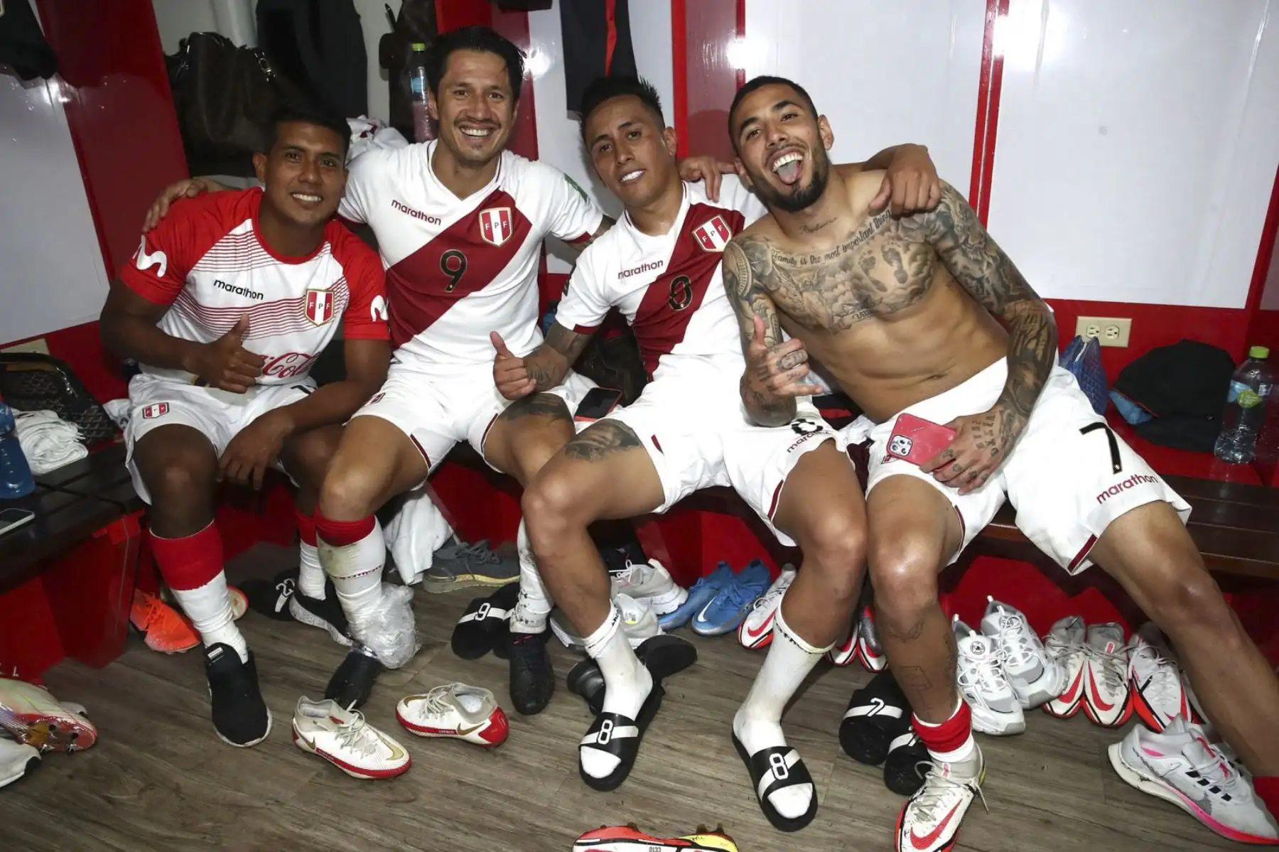 La selección peruana celebró en los camerinos tras el triunfo ante Venezuela en Caracas por clasificatorias a Catar 2022. Foto: FPF
