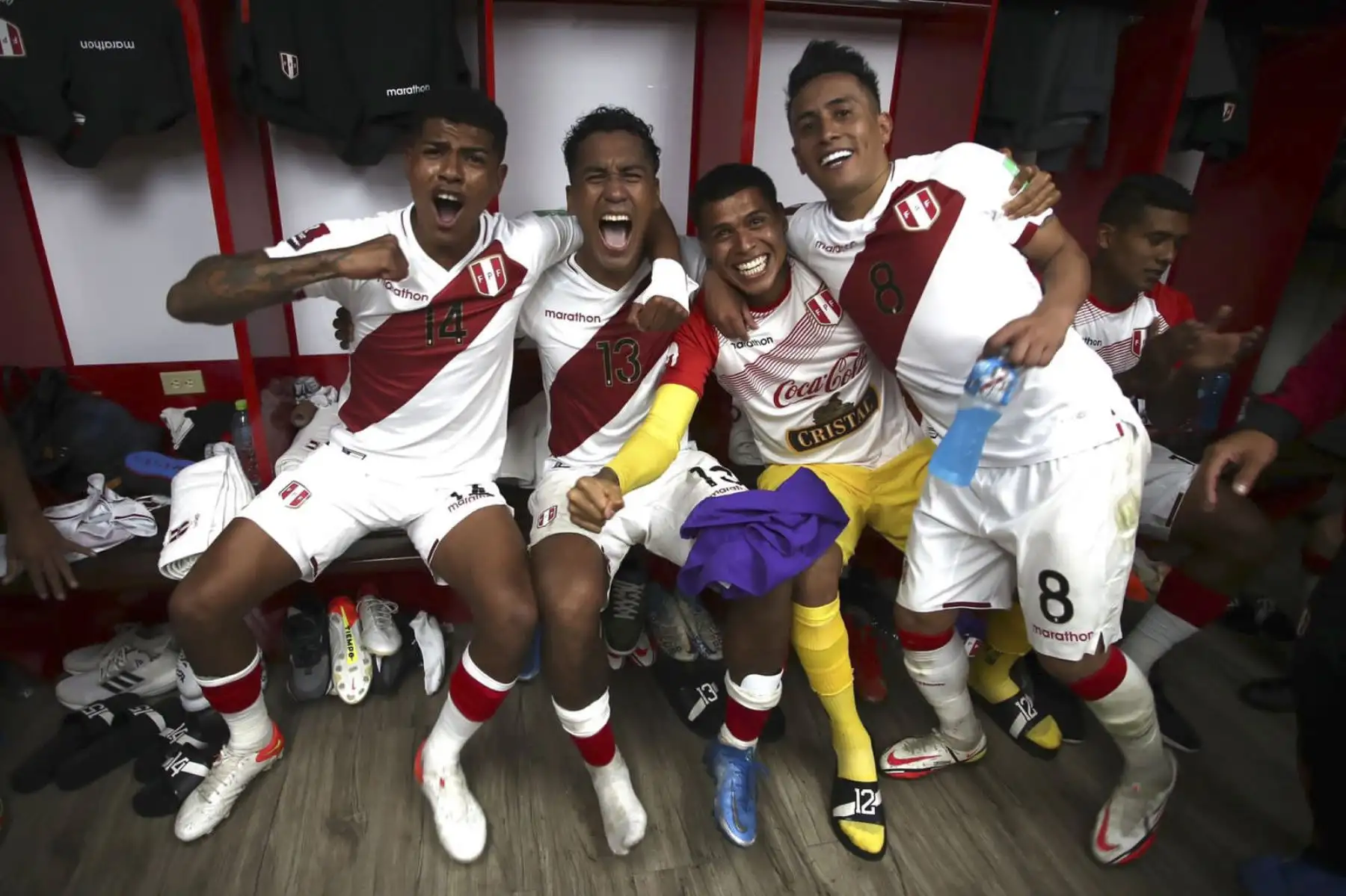La selección peruana celebró en los camerinos tras el triunfo ante Venezuela en Caracas por clasificatorias a Catar 2022. Foto: FPF