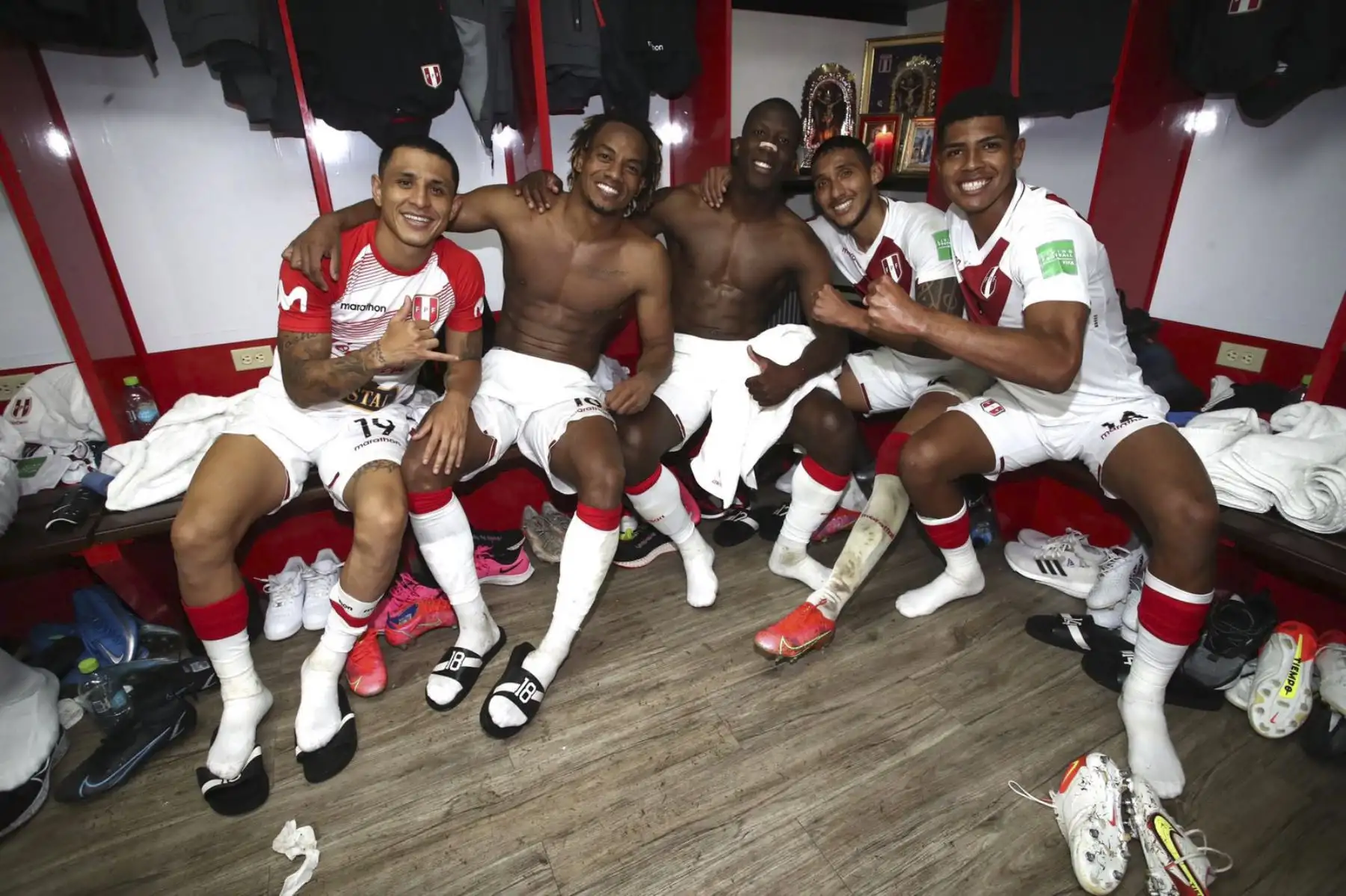 La selección peruana celebró en los camerinos tras el triunfo ante Venezuela en Caracas por clasificatorias a Catar 2022. Foto: FPF