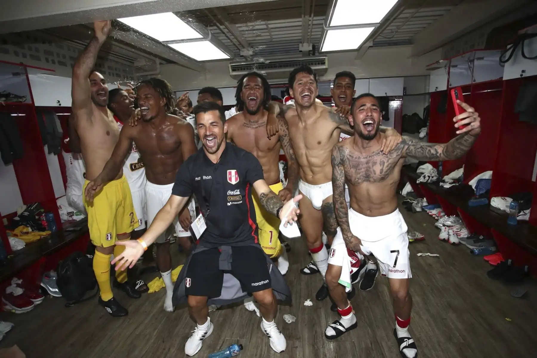 La selección peruana celebró en los camerinos tras el triunfo ante Venezuela en Caracas por clasificatorias a Catar 2022. Foto: FPF