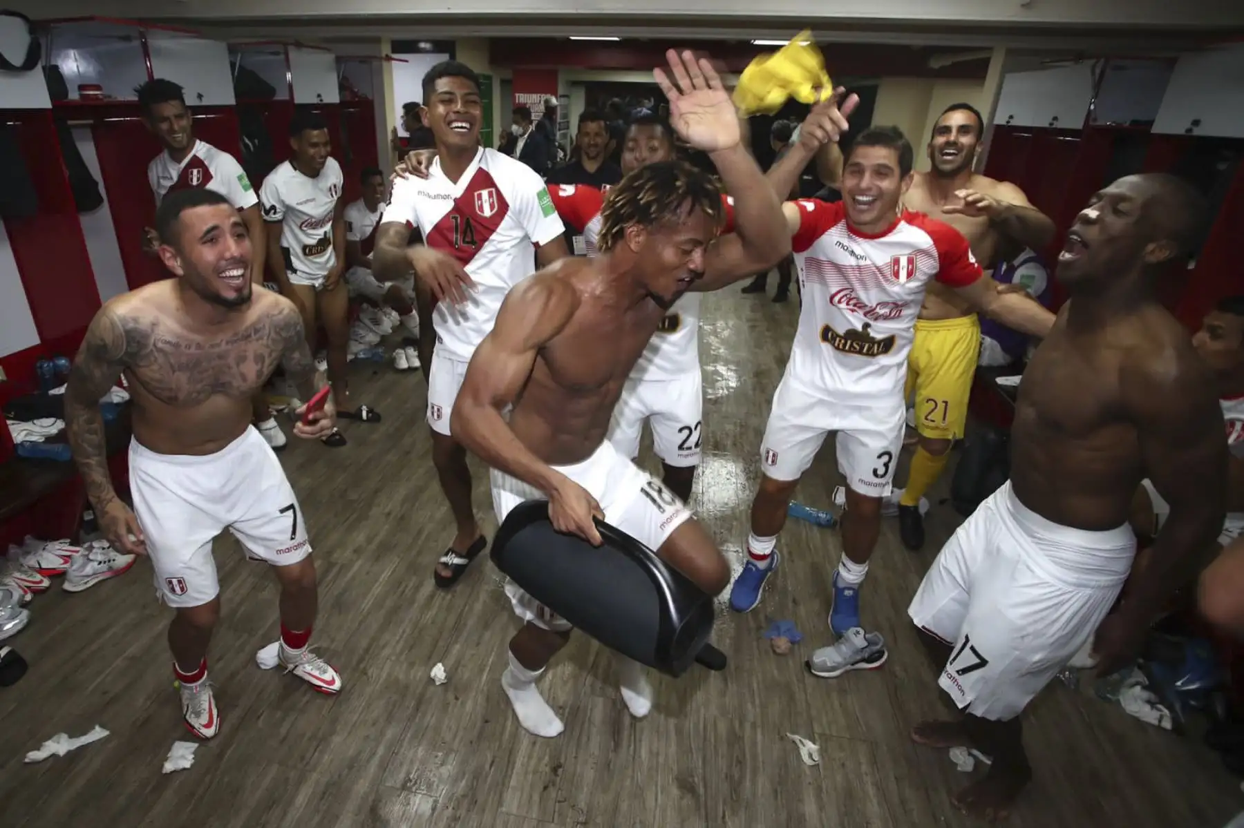 La selección peruana celebró en los camerinos tras el triunfo ante Venezuela en Caracas por clasificatorias a Catar 2022. Foto: FPF