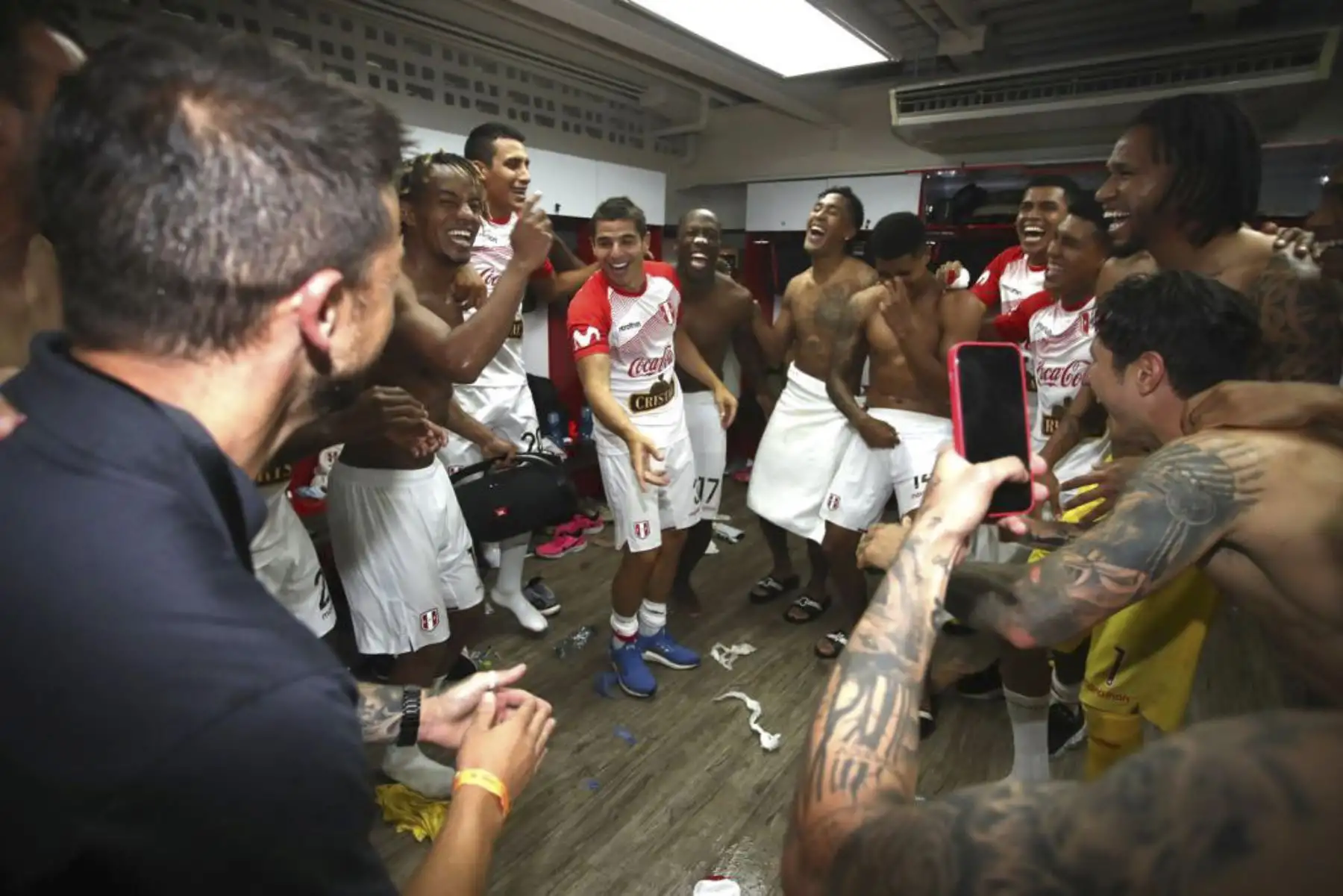 La selección peruana celebró en los camerinos tras el triunfo ante Venezuela en Caracas por clasificatorias a Catar 2022. Foto: FPF