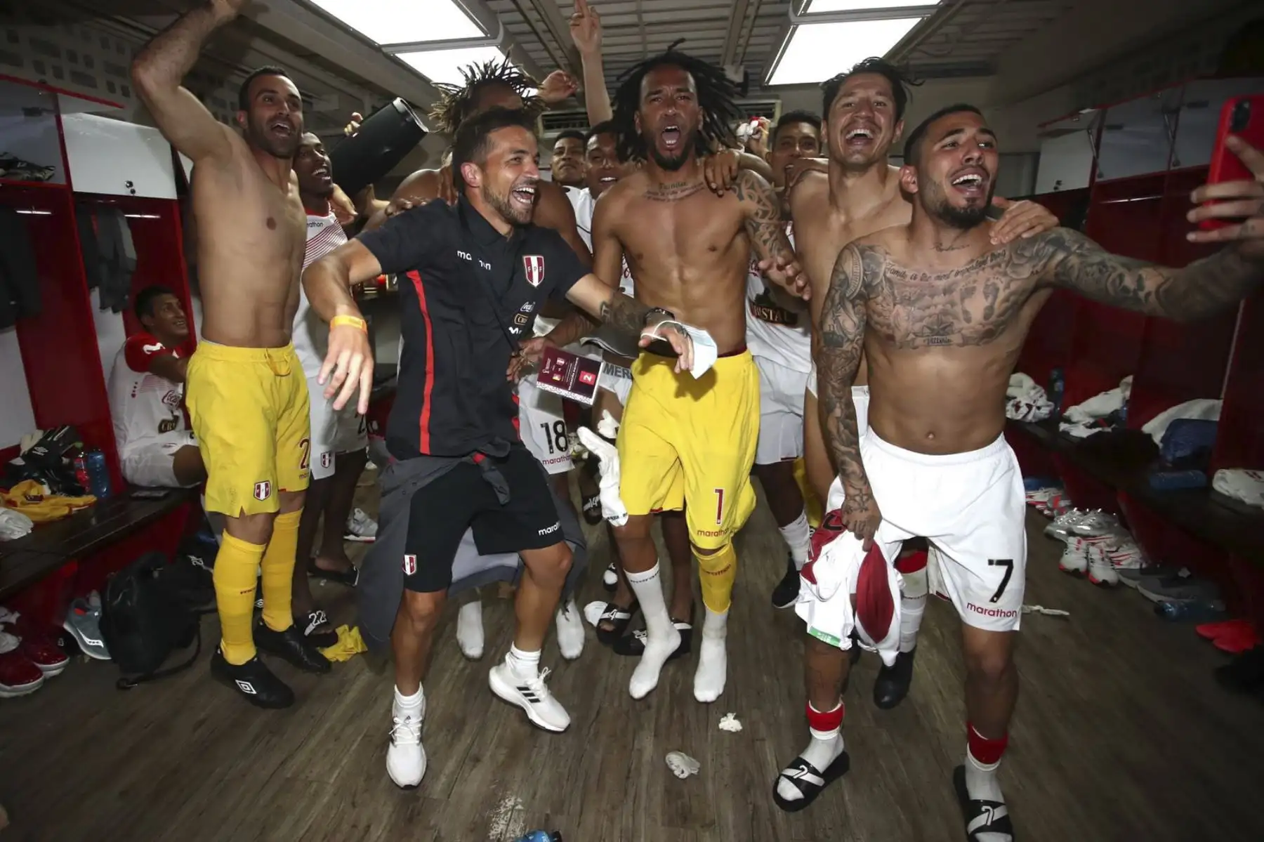 La selección peruana celebró en los camerinos tras el triunfo ante Venezuela en Caracas por clasificatorias a Catar 2022. Foto: FPF
