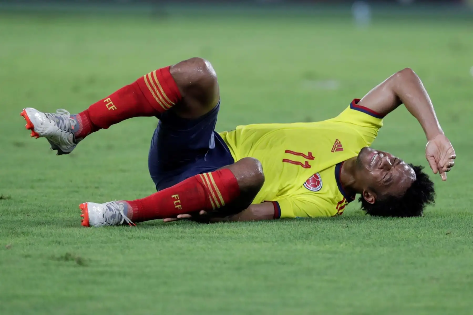Juan Cuadrado de Colombia se lamenta tras una falta hoy, antes de un partido de las eliminatorias sudamericanas para el Mundial de Catar 2022 entre Colombia y Paraguay en el estadio Metropolitano en Barranquilla (Colombia). EFE/Carlos Ortega