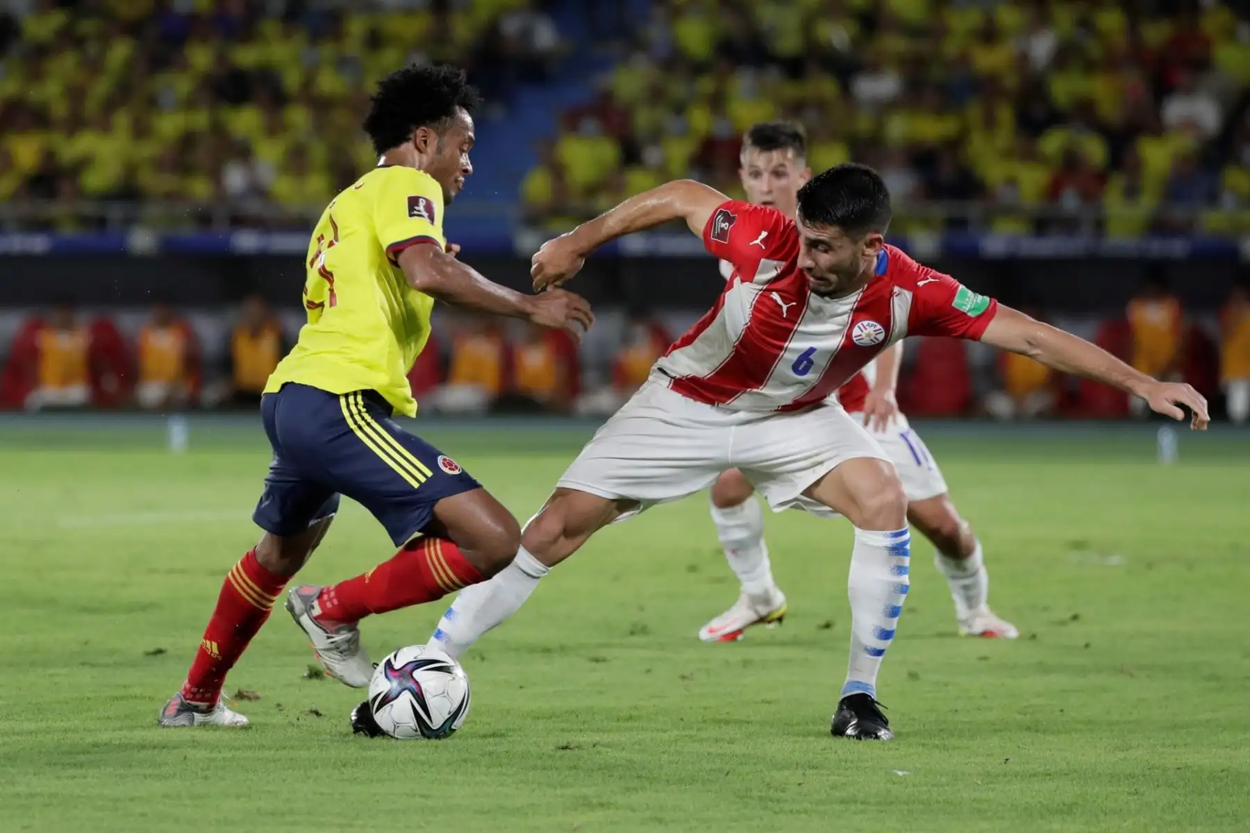 Juan Cuadrado (d) Colombia disputa un balón con Júnior Alonso de Paraguay hoy, antes de un partido de las eliminatorias sudamericanas para el Mundial de Catar 2022 entre Colombia y Paraguay en el estadio Metropolitano en Barranquilla (Colombia). EFE/Carlos Ortega