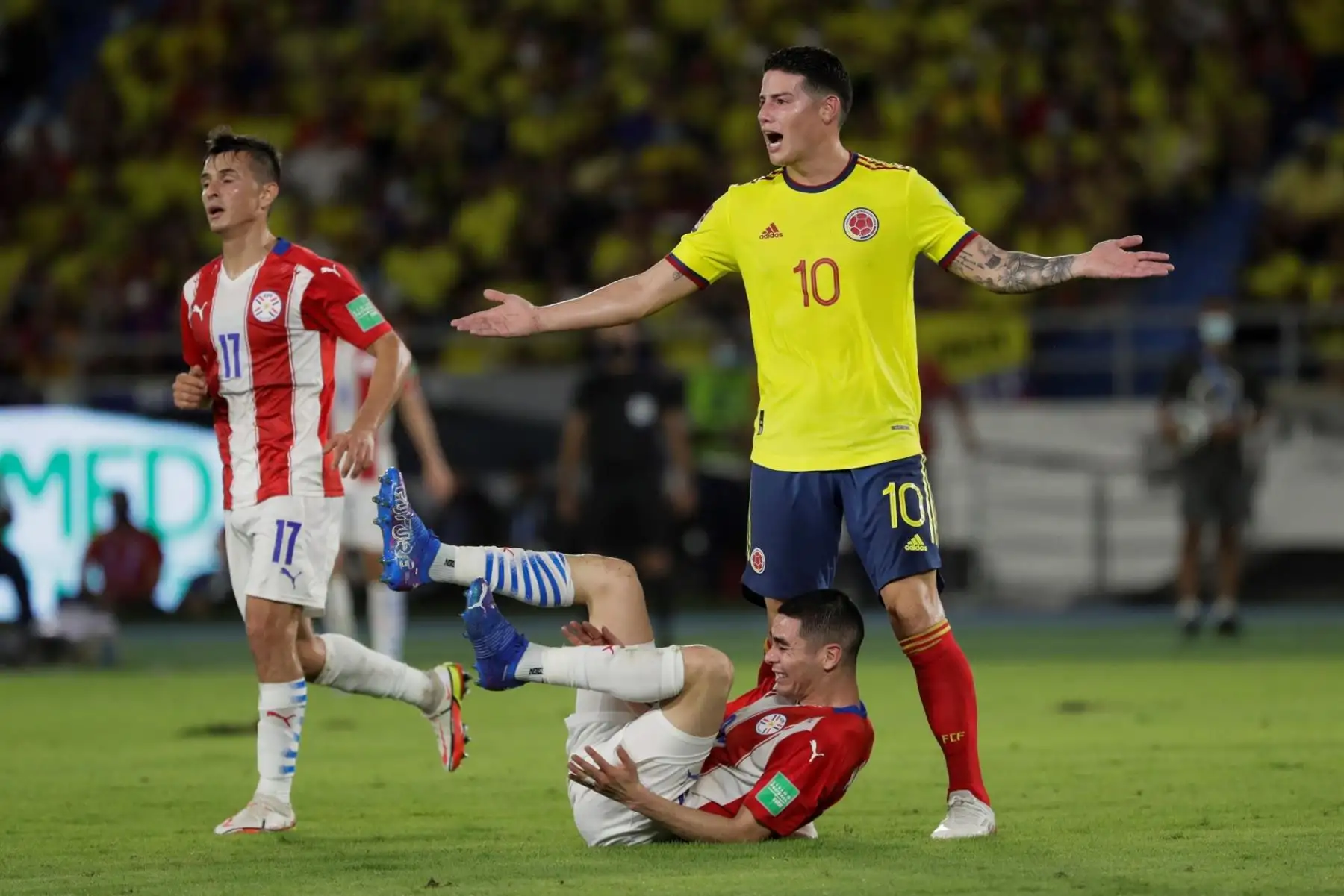 James Rodríguez (d) Colombia reclama hoy, antes de un partido de las eliminatorias sudamericanas para el Mundial de Catar 2022 entre Colombia y Paraguay en el estadio Metropolitano en Barranquilla (Colombia). EFE/Carlos Ortega