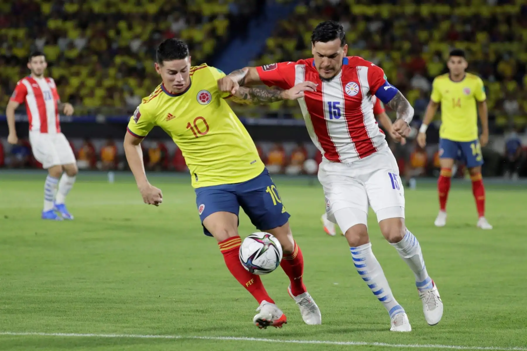 James Rodríguez (i) de Colombia disputa el balón con Gustavo Gómez de Paraguay hoy, antes de un partido de las eliminatorias sudamericanas para el Mundial de Catar 2022 entre Colombia y Paraguay en el estadio Metropolitano en Barranquilla (Colombia). EFE/Carlos Ortega