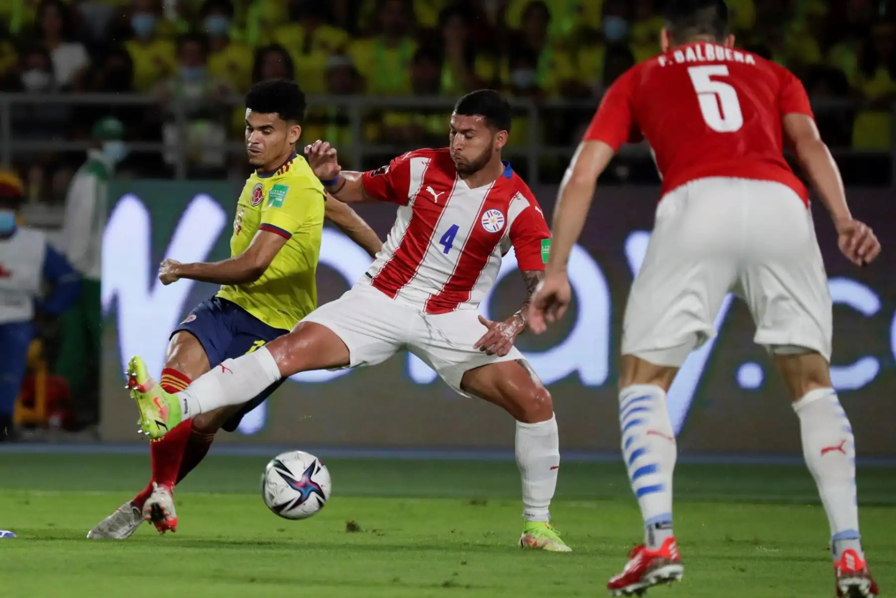 Luis Diaz (i) Colombia disputa un balón con Juan Escobar de Paraguay hoy, antes de un partido de las eliminatorias sudamericanas para el Mundial de Catar 2022 entre Colombia y Paraguay en el estadio Metropolitano en Barranquilla (Colombia). EFE/Carlos Ortega