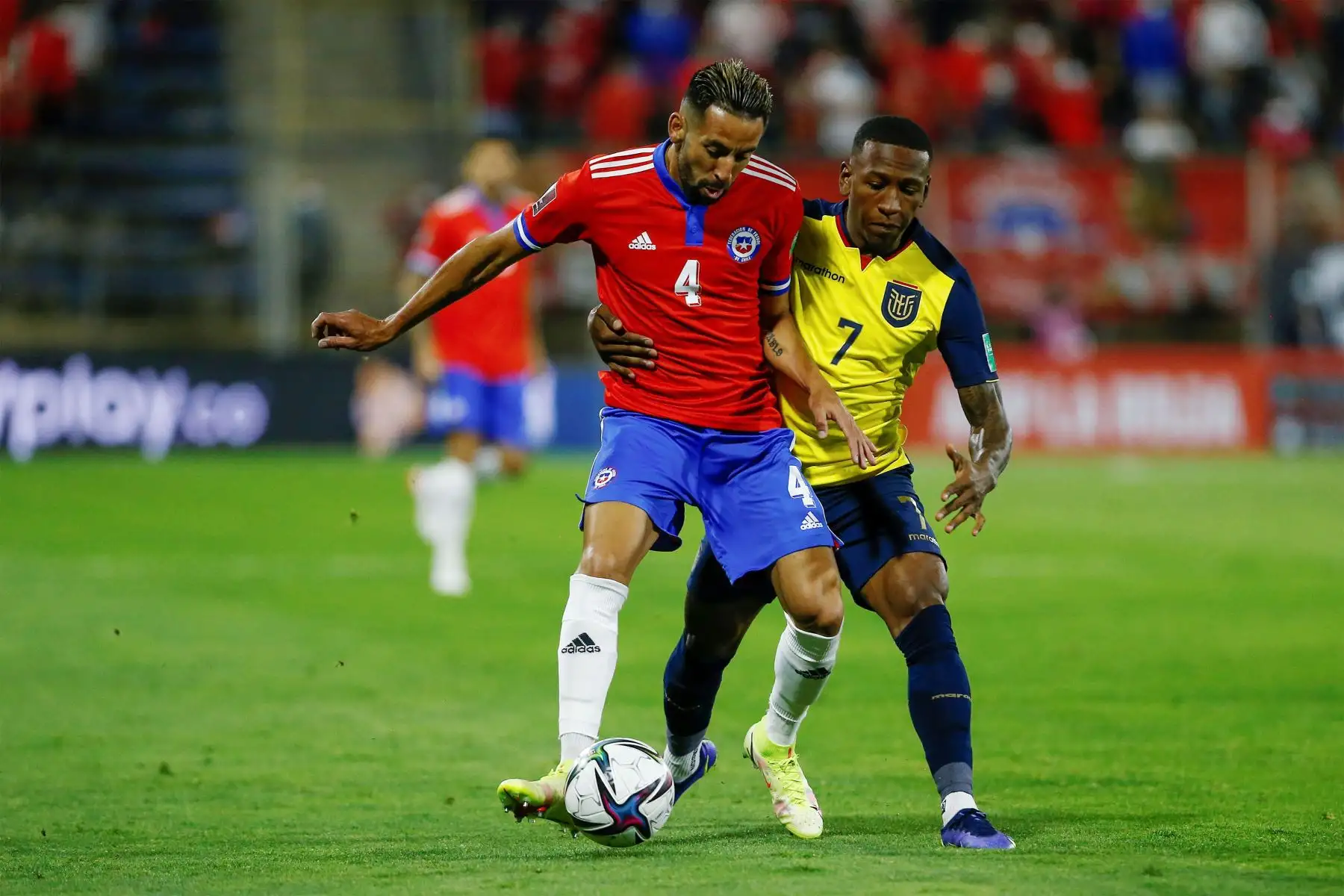 Mauricio Isla  de Chile disputa el balón con Pervis Estupiñán de Ecuador, en un partido de las eliminatorias sudamericanas para el Mundial de Catar 2022 entre Chile y Ecuador, en el estadio San Carlos de Apoquindo, en Santiago.
Foto: EFE