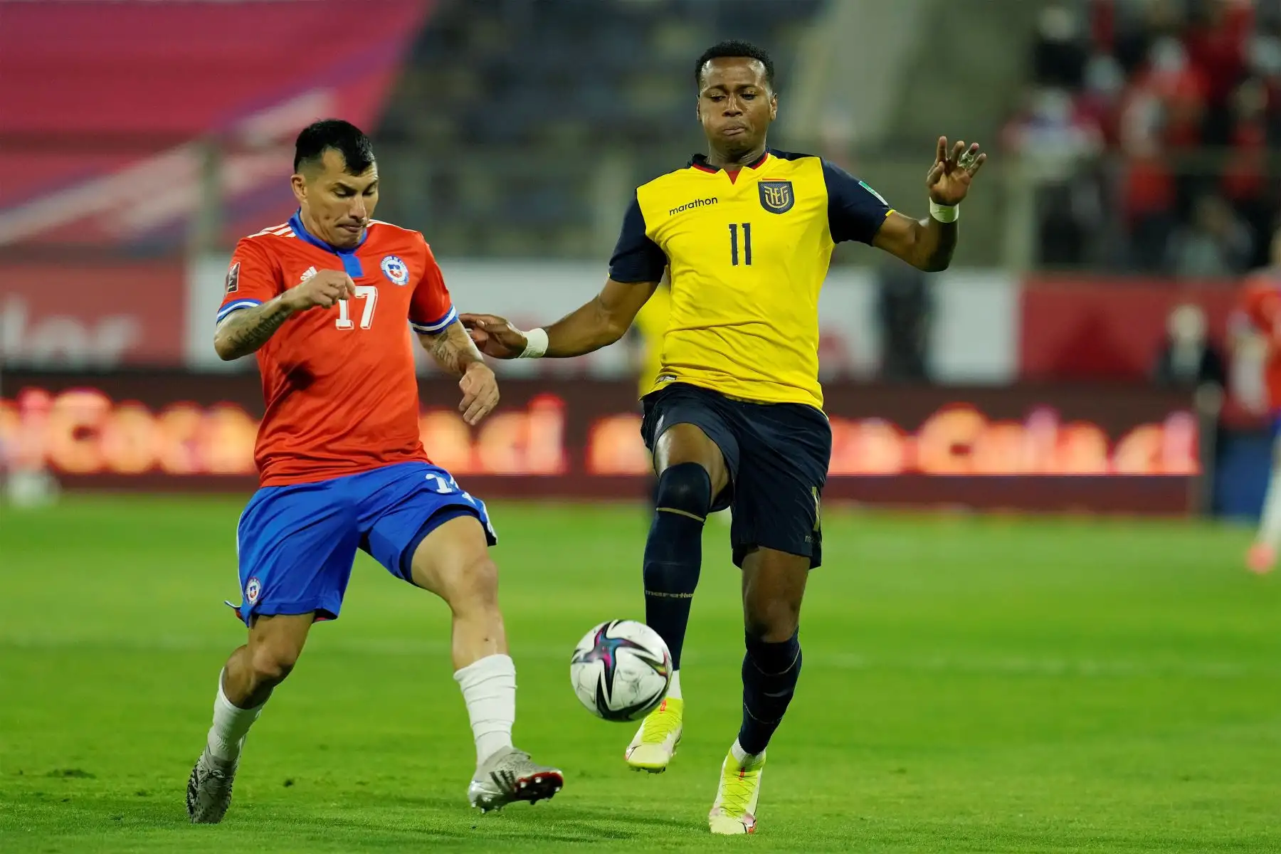 Gary Medel de Chile disputa el balón con Michael Estrada de Ecuador, en un partido de las eliminatorias sudamericanas para el Mundial de Catar 2022 entre Chile y Ecuador, en el estadio San Carlos de Apoquindo, en Santiago.
Foto: EFE