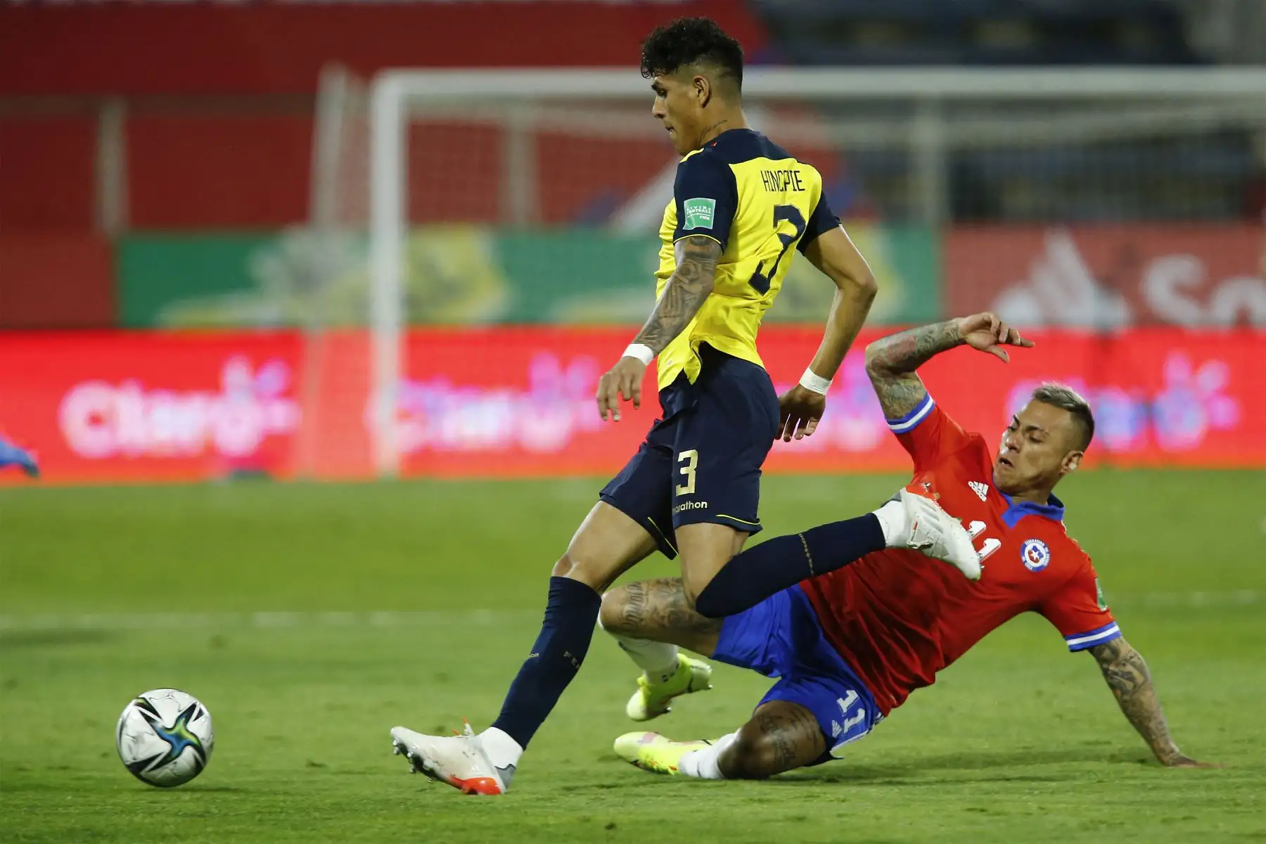 El ecuatoriano Piero Hincapie y el chileno Eduardo Vargas compiten por el balón durante su partido de fútbol de clasificación sudamericano para la Copa Mundial de la FIFA Qatar 2022 en el estadio San Carlos de Apoquindo en Santiago.
Foto: AFP