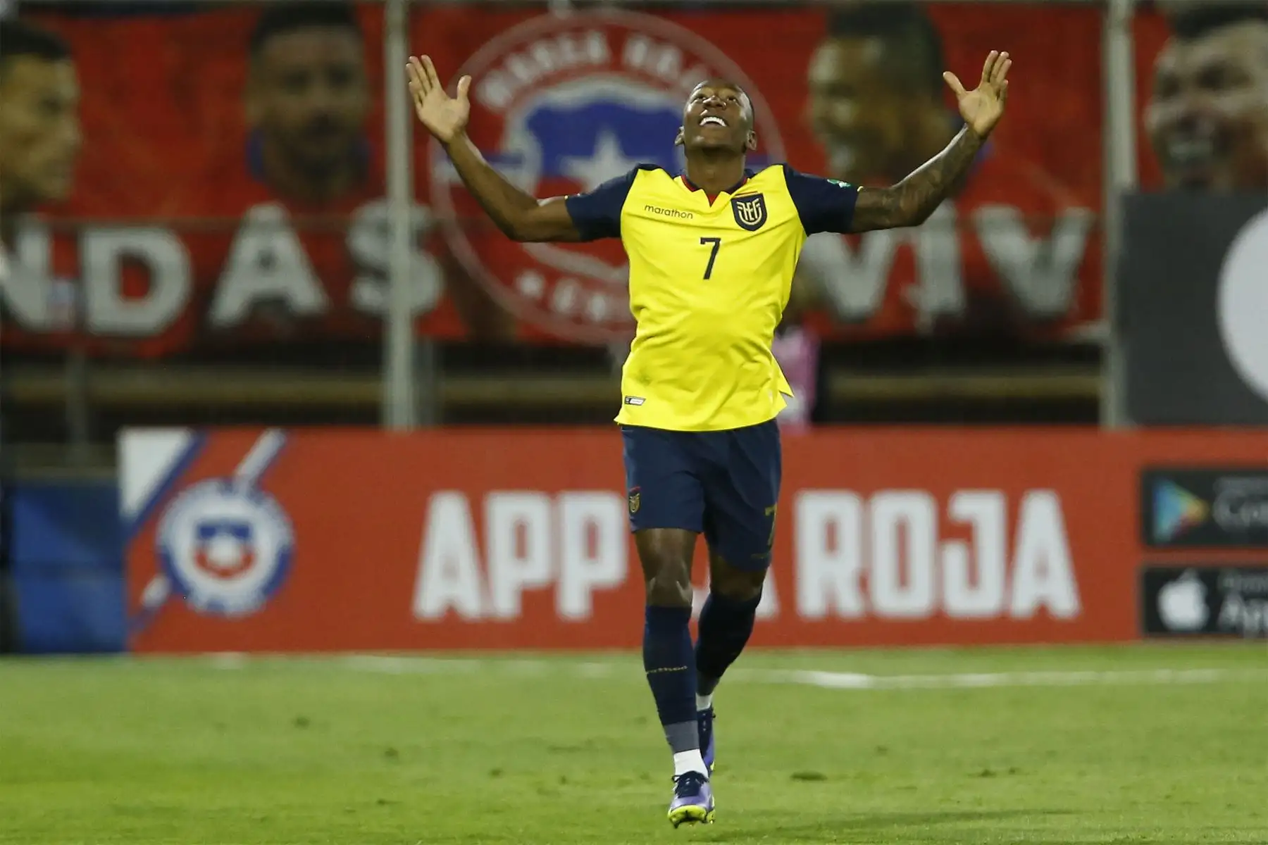 El ecuatoriano Pervis Estupiñan celebra tras anotar contra Chile durante su partido de fútbol de clasificación sudamericano para la Copa Mundial de la FIFA Qatar 2022 en el estadio San Carlos de Apoquindo de Santiago.
Foto: AFP