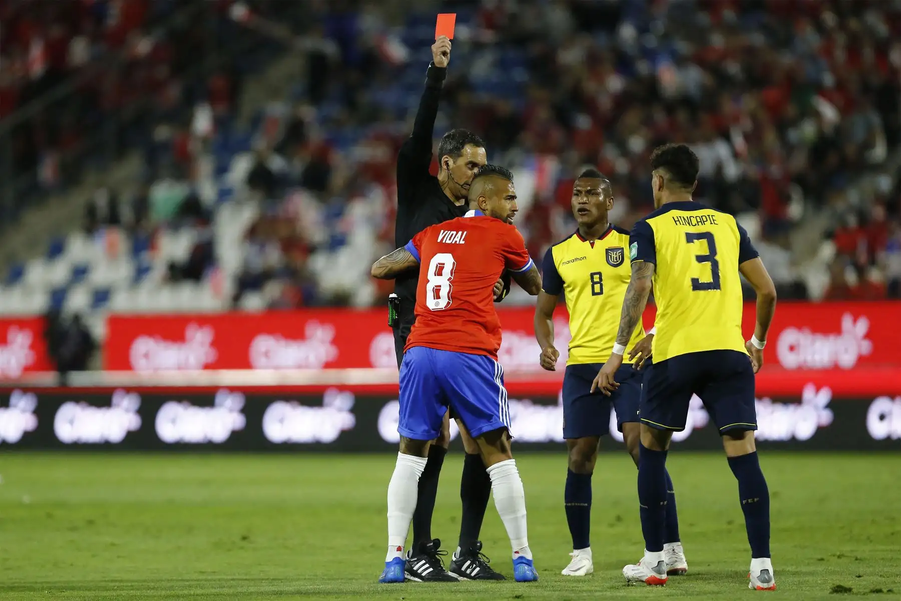 El árbitro argentino Fernando Rapallini muestra una tarjeta roja al chileno Arturo Vidal durante el partido de fútbol sudamericano de clasificación para la Copa Mundial de la FIFA Qatar 2022 entre Chile y Ecuador en el estadio San Carlos de Apoquindo de Santiago.
Foto: AFP