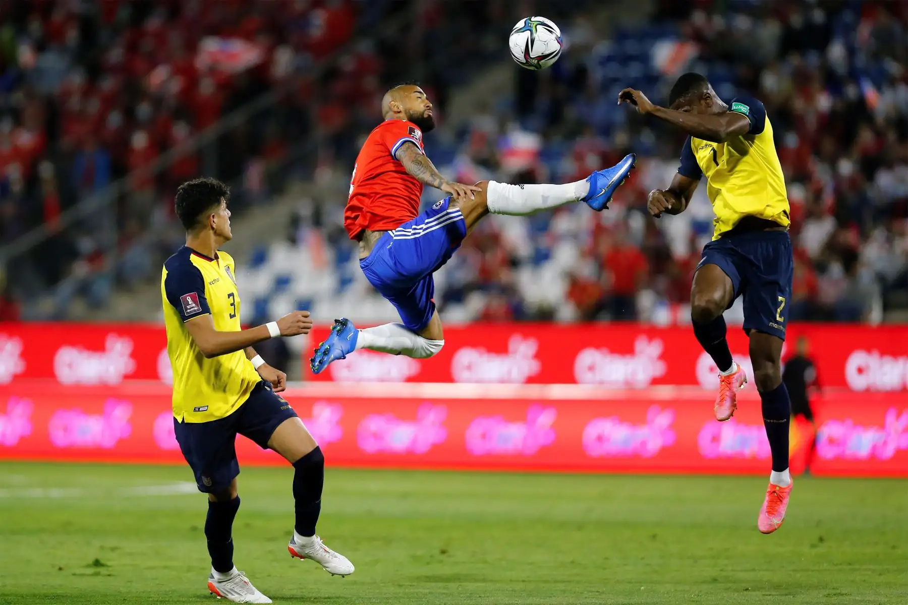 Arturo Vidal de Chile disputa el balón con Félix Torres de Ecuador, en un partido de las eliminatorias sudamericanas para el Mundial de Catar 2022 entre Chile y Ecuador en el estadio San Carlos de Apoquindo en Santiago.
Foto: EFE