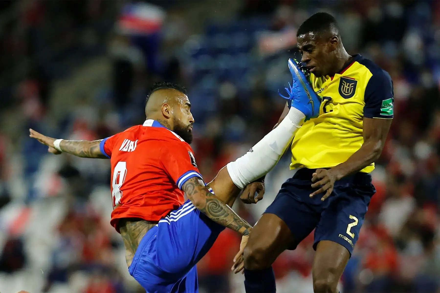Arturo Vidal de Chile disputa el balón con Félix Torres de Ecuador hoy, en un partido de las eliminatorias sudamericanas para el Mundial de Catar 2022 entre Chile y Ecuador en el estadio San Carlos de Apoquindo en Santiago.
Foto: EFE