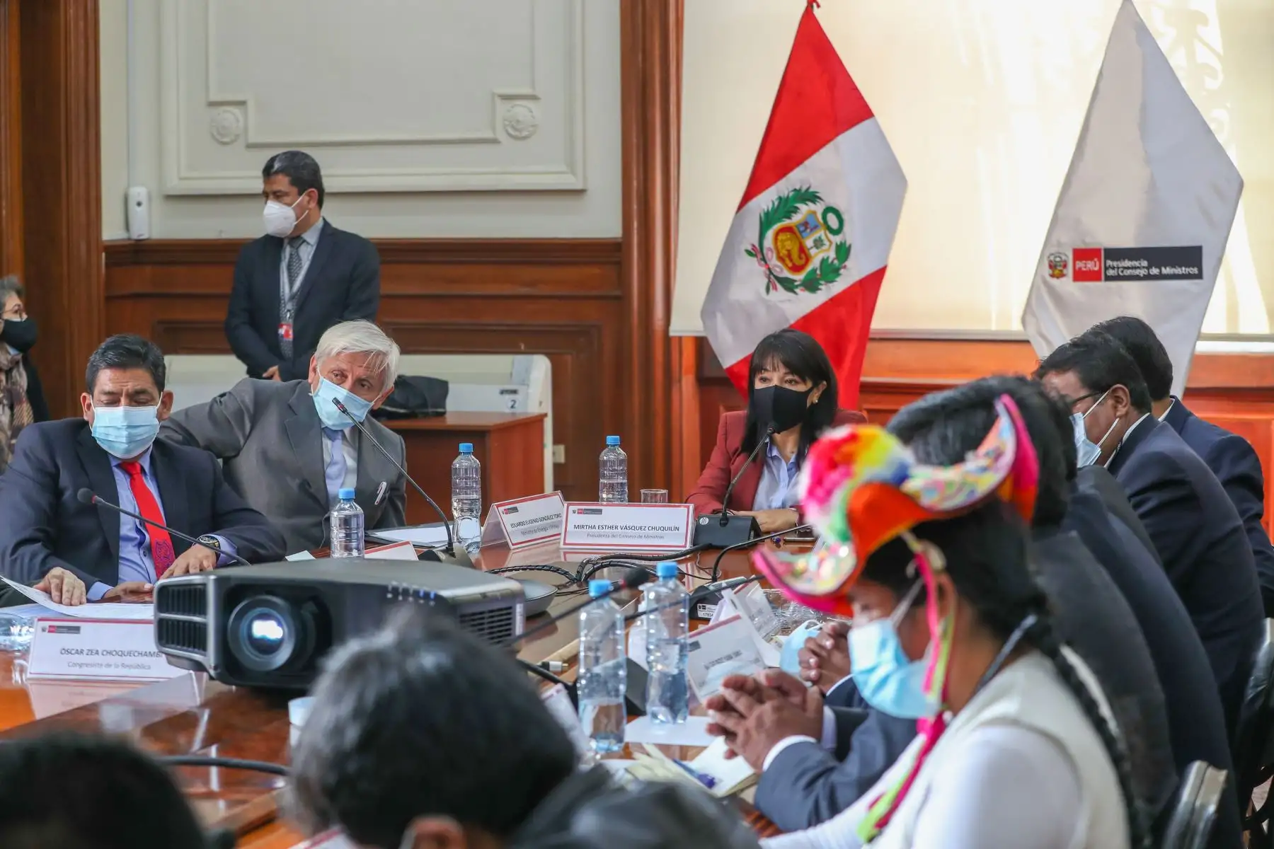 Presidenta del Consejo de Ministros, Mirtha Vásquez se reunió con alcalde de Coata y dirigentes de la región Puno.
Foto:  PCM