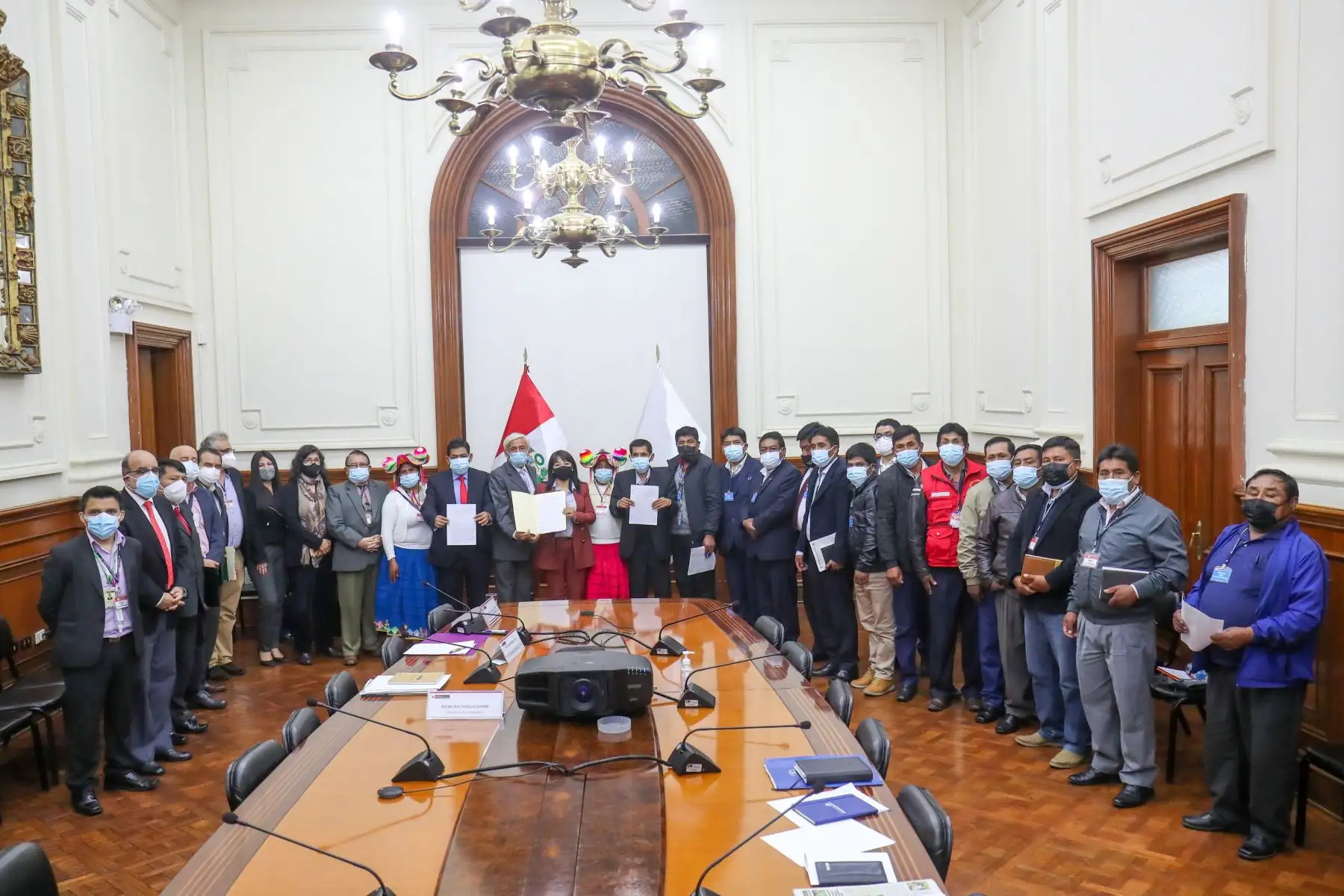 Presidenta del Consejo de Ministros, Mirtha Vásquez se reunió con alcalde de Coata y dirigentes de la región Puno.
Foto:  PCM
