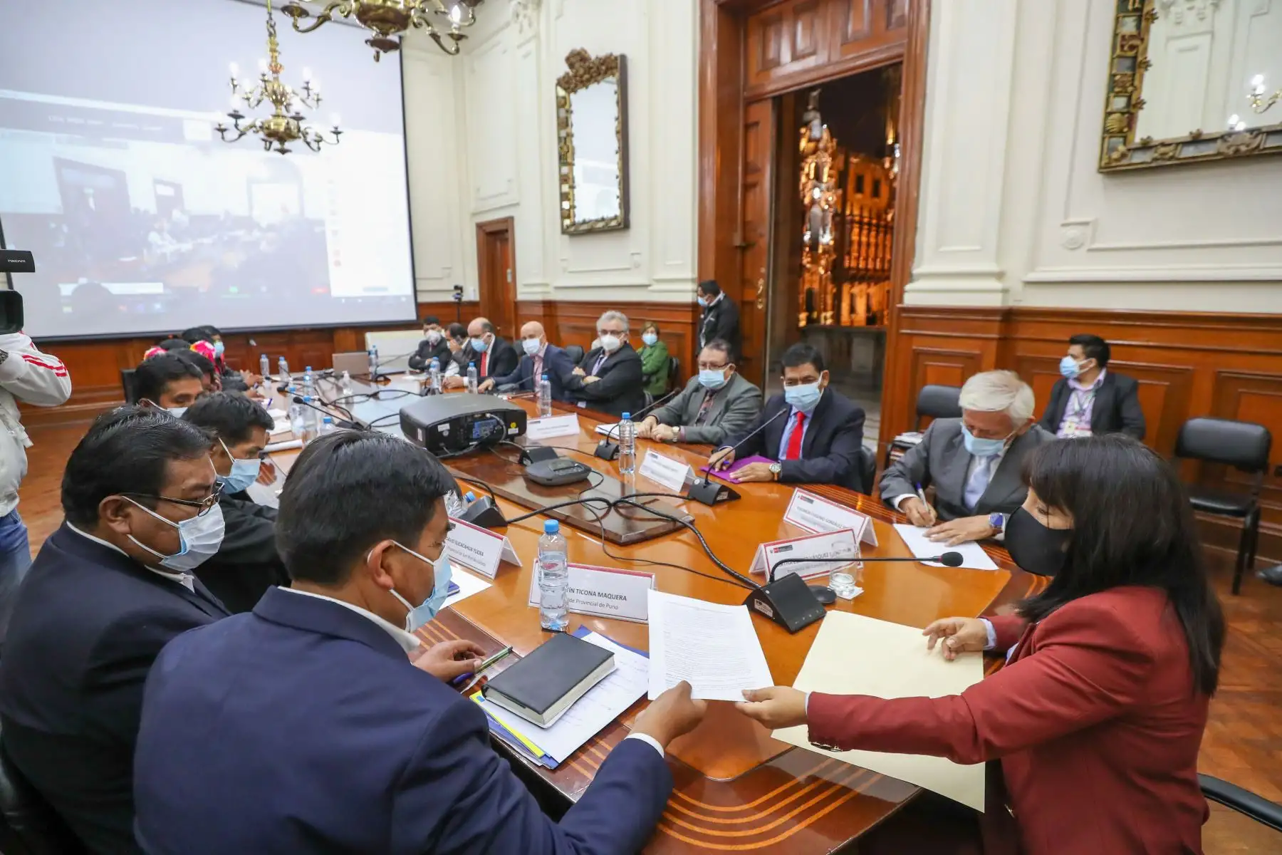 Presidenta del Consejo de Ministros, Mirtha Vásquez se reunió con alcalde de Coata y dirigentes de la región Puno.
Foto:  PCM