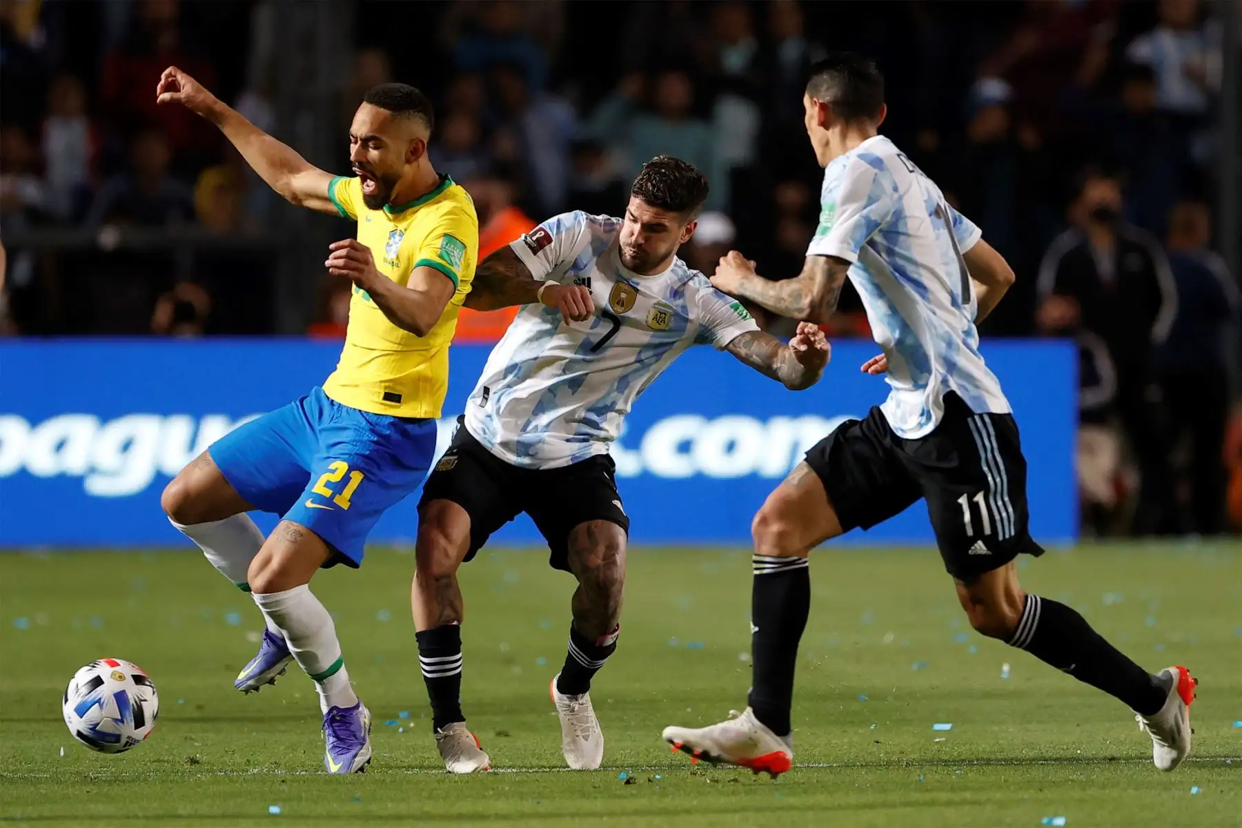 Rodrigo de Paul de Argentina disputa el balón con Matheus Cunha de Brasil hoy, en un partido de las eliminatorias sudamericanas para el Mundial de Catar 2022 entre Argentina y Brasil, en el estadio San Juan del Bicentenario, en San Juan.
Foto: EFE
