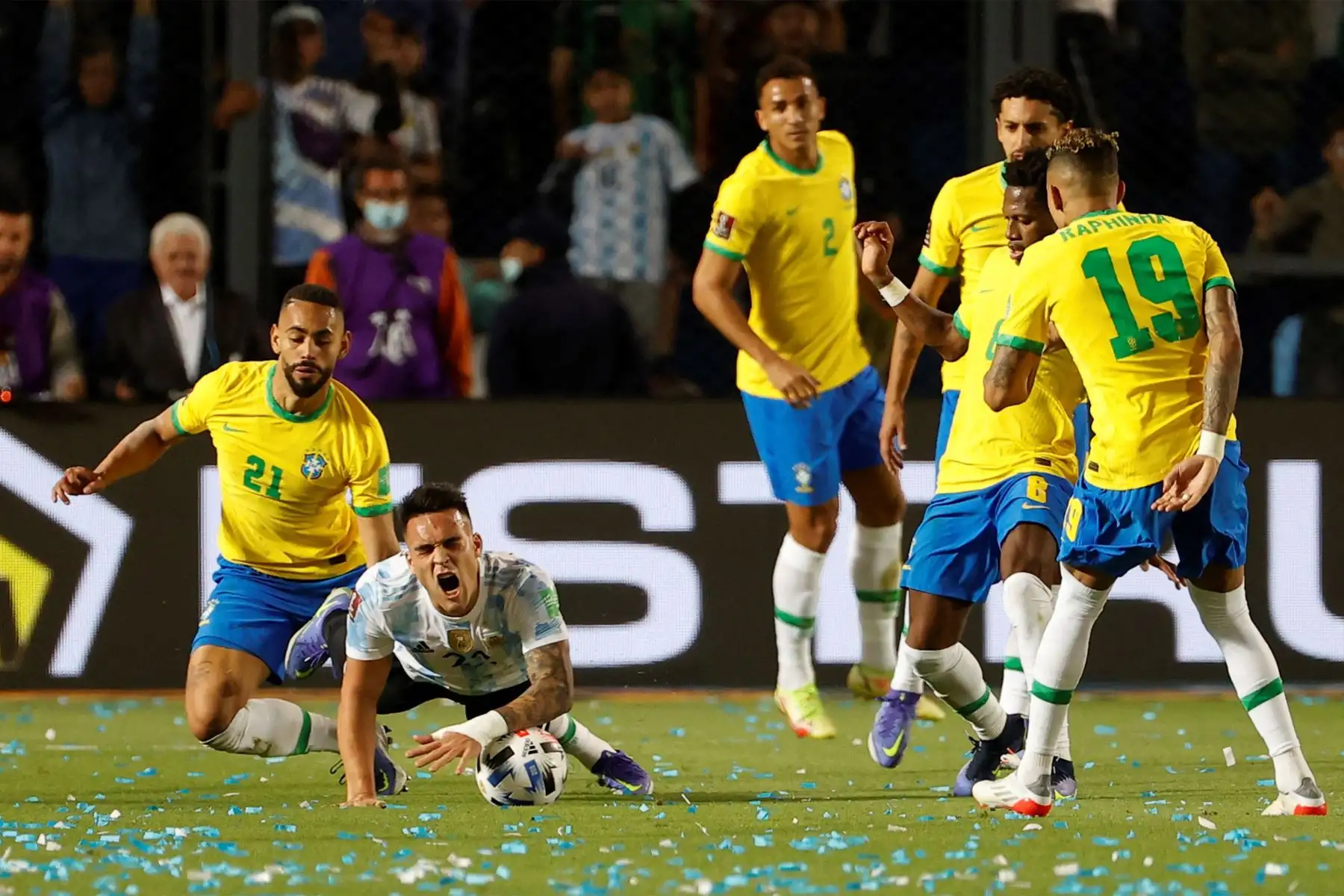 Lautaro Martínez  de Argentina disputa el balón con Matheus Cunha de Brasil , en un partido de las eliminatorias sudamericanas para el Mundial de Catar 2022 entre Argentina y Brasil, en el estadio San Juan del Bicentenario, en San Juan.
Foto: EFE