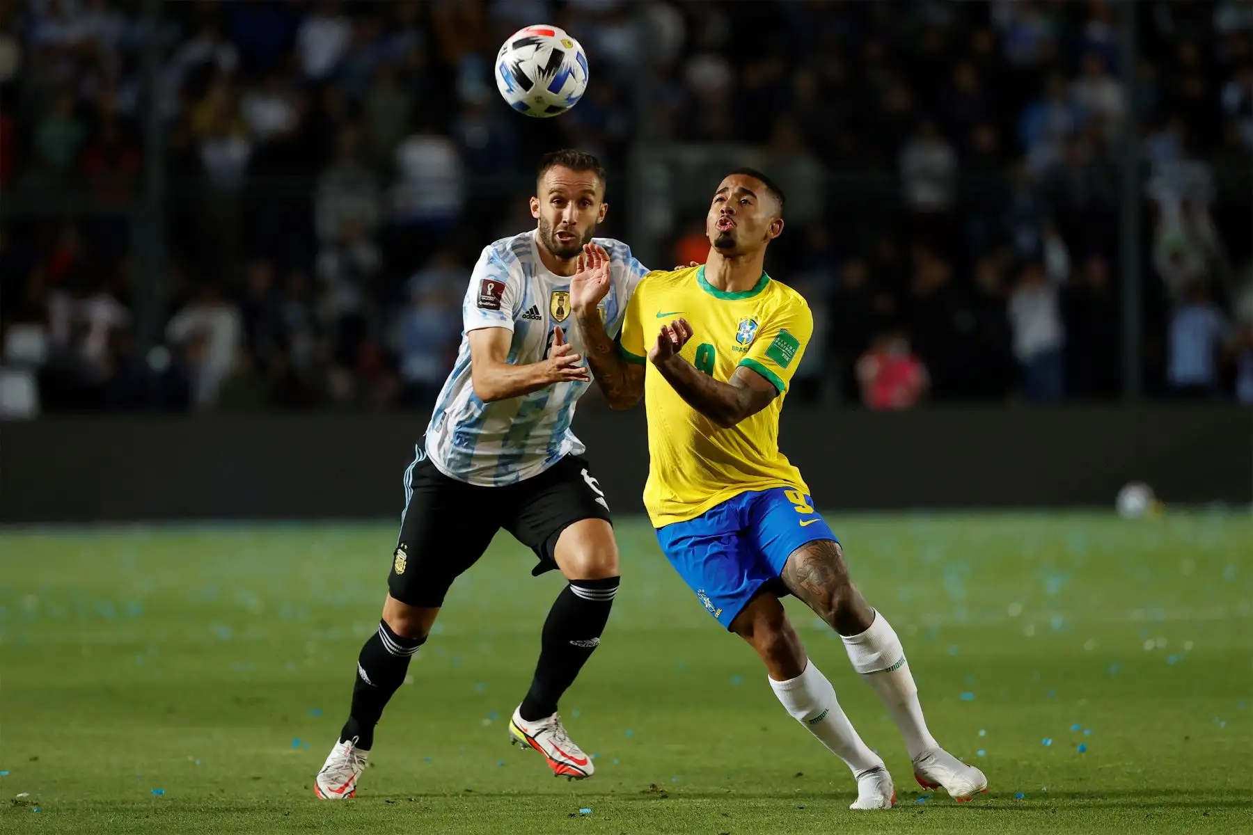 Germán Pezzella de Argentina disputa el balón con Gabriel Jesus de Brasil hoy, en un partido de las eliminatorias sudamericanas para el Mundial de Catar 2022 entre Argentina y Brasil, en el estadio San Juan del Bicentenario, en San Juan.
Foto: EFE