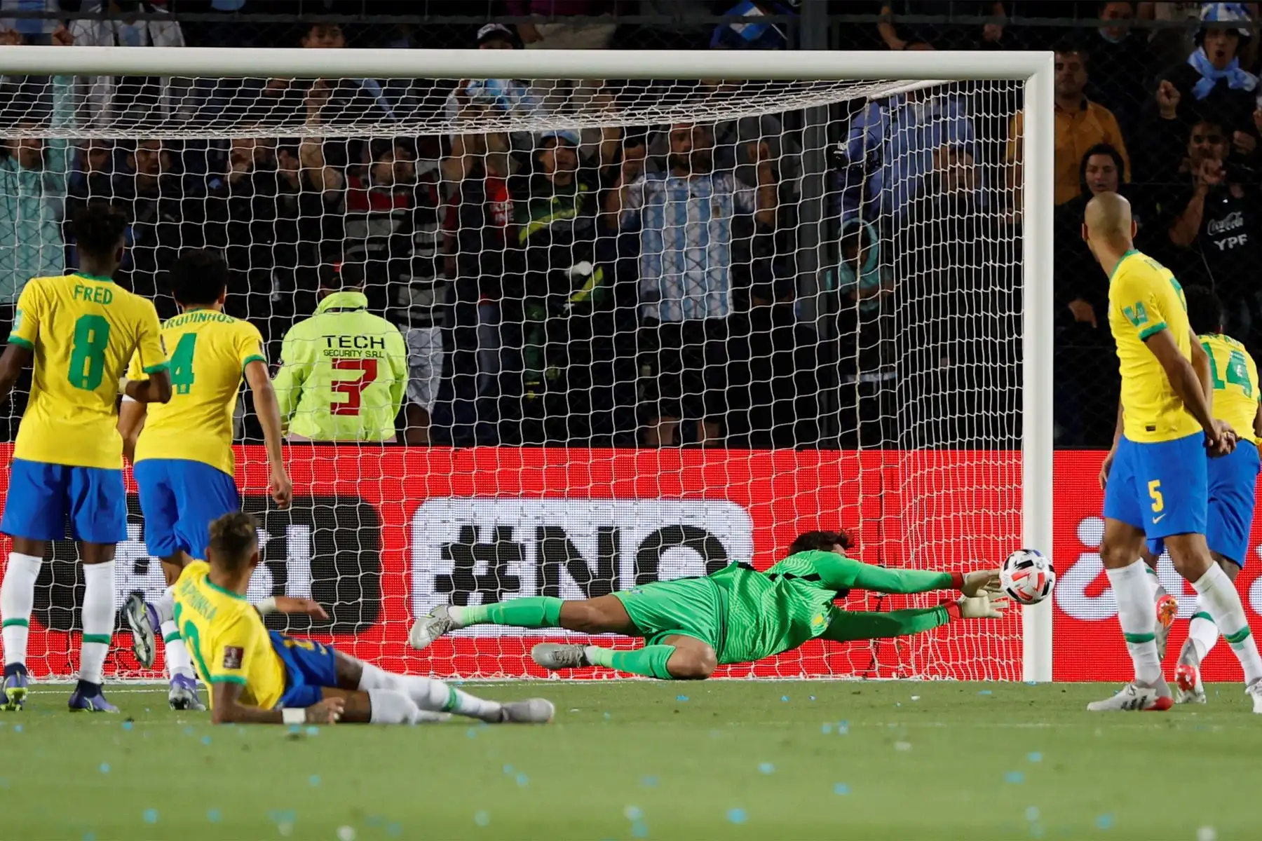El arquero Alisson de Brasil rechaza un balón, en un partido de las eliminatorias sudamericanas para el Mundial de Catar 2022 entre Argentina y Brasil en el estadio San Juan del Bicentenario en San Juan.
Foto: EFE