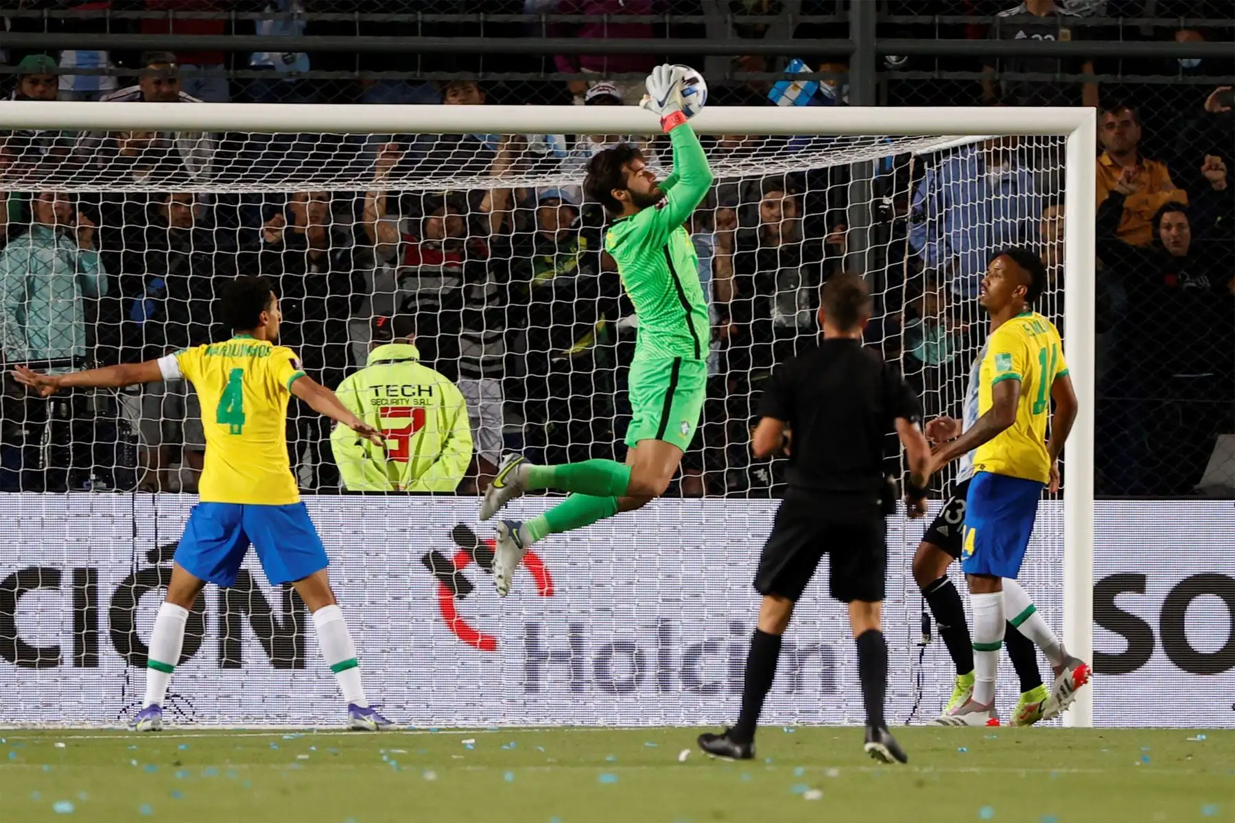 Alisson de Brasil atrapa un balón , en un partido de las eliminatorias sudamericanas para el Mundial de Catar 2022 entre Argentina y Brasil, en el estadio San Juan del Bicentenario, en San Juan.
Foto: EFE