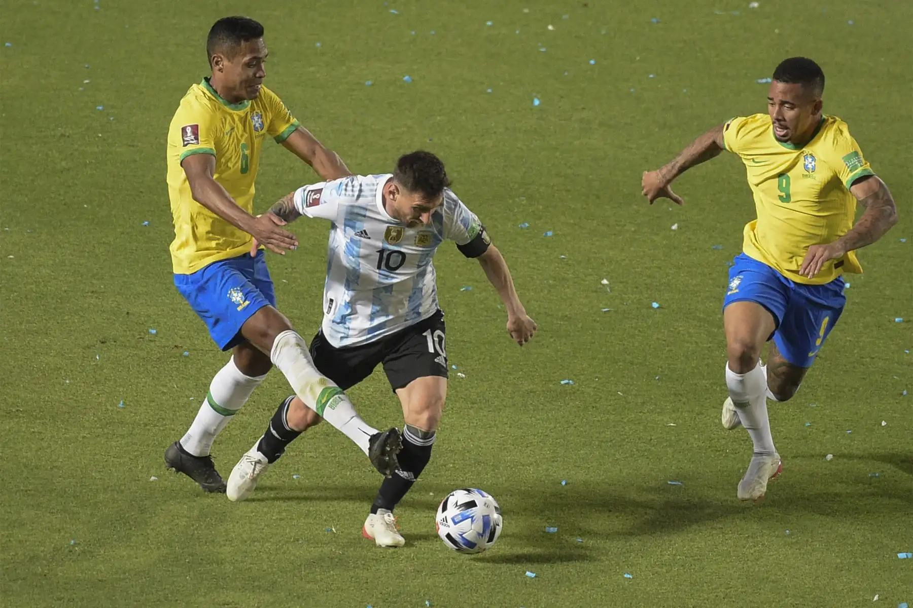 El argentino Lionel Messi está marcado por el brasileño Alex Sandro  y Gabriel Jesus durante su partido de fútbol de clasificación sudamericano para la Copa Mundial de la FIFA Qatar 2022 en el estadio San Juan del Bicentenario en San Juan.
Foto: AFP