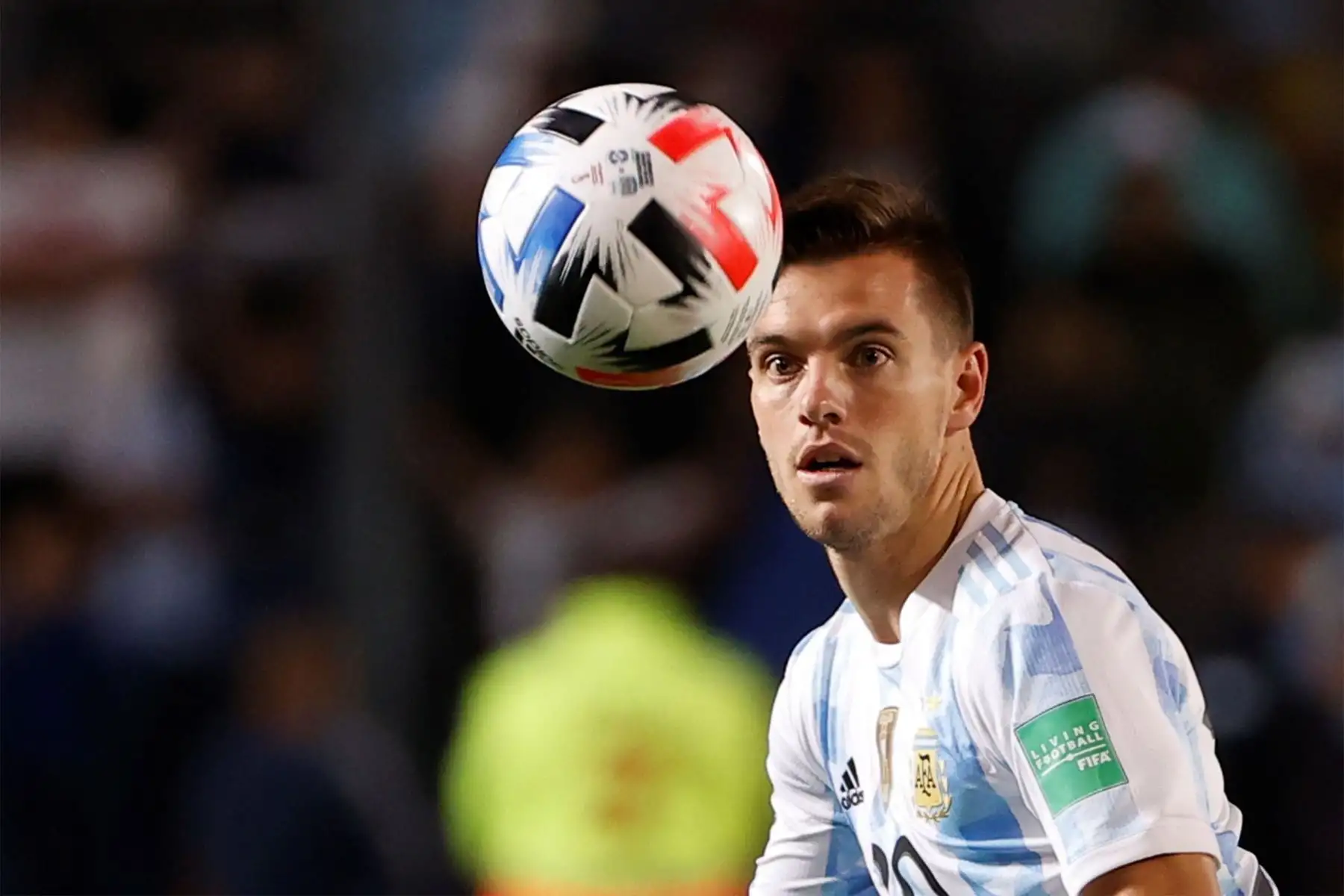 Giovanni Lo Celso de Argentina en acción, en un partido de las eliminatorias sudamericanas para el Mundial de Catar 2022 entre Argentina y Brasil, en el estadio San Juan del Bicentenario, en San Juan.
Foto: EFE