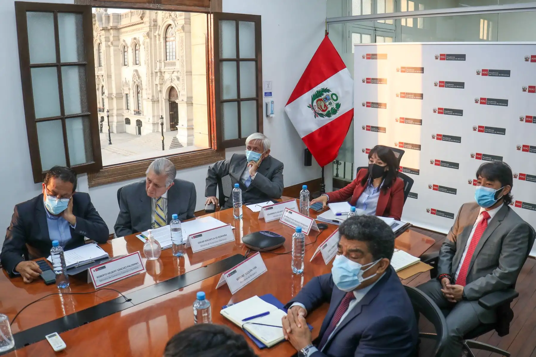 La presidenta del Consejo de Ministros, Mirtha Vásquez lidera reunión de la Comisión Multisectorial para la masificación del gas natural, con la presencia de los ministros de los sectores : Economía, Justicia, Energía y Minas y Comercio Exterior .
Foto: PCM