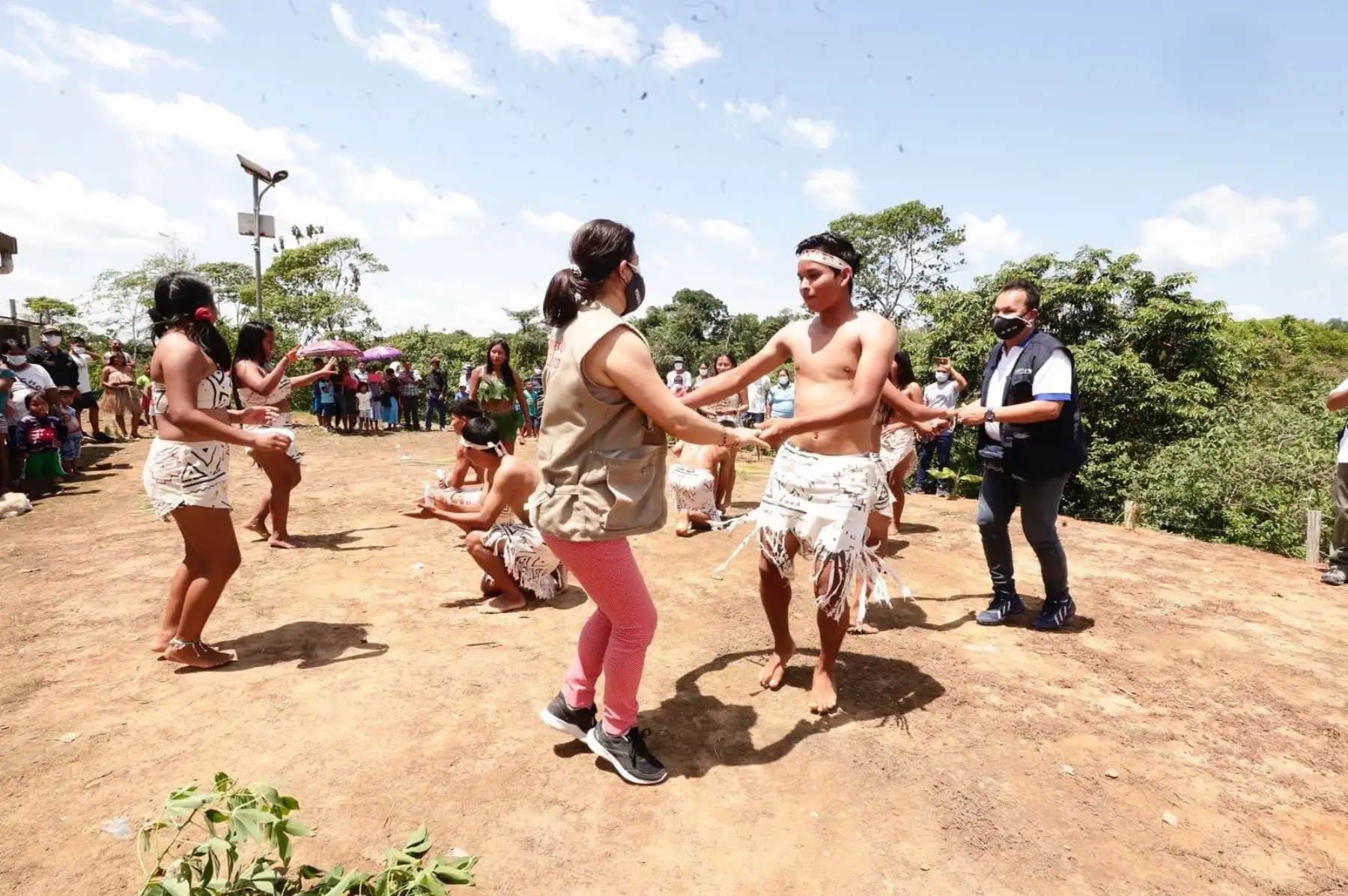 En representación del Poder Ejecutivo, la ministra de Cultura Gisela Ortiz junto a la viceministra de Interculturalidad Rocilda Nunta, llegaron hoy a la localidad Cabo Pantoja, distrito de Torres Causana, provincia de Maynas, región Loreto, para supervisar las acciones de articulación implementadas para el proceso de vacunación contra la covid-19, en el marco de la Cuarta Campaña Complementaria de la Plataforma Itinerante de Acción Social (PIAS) Aérea. Foto: PCM