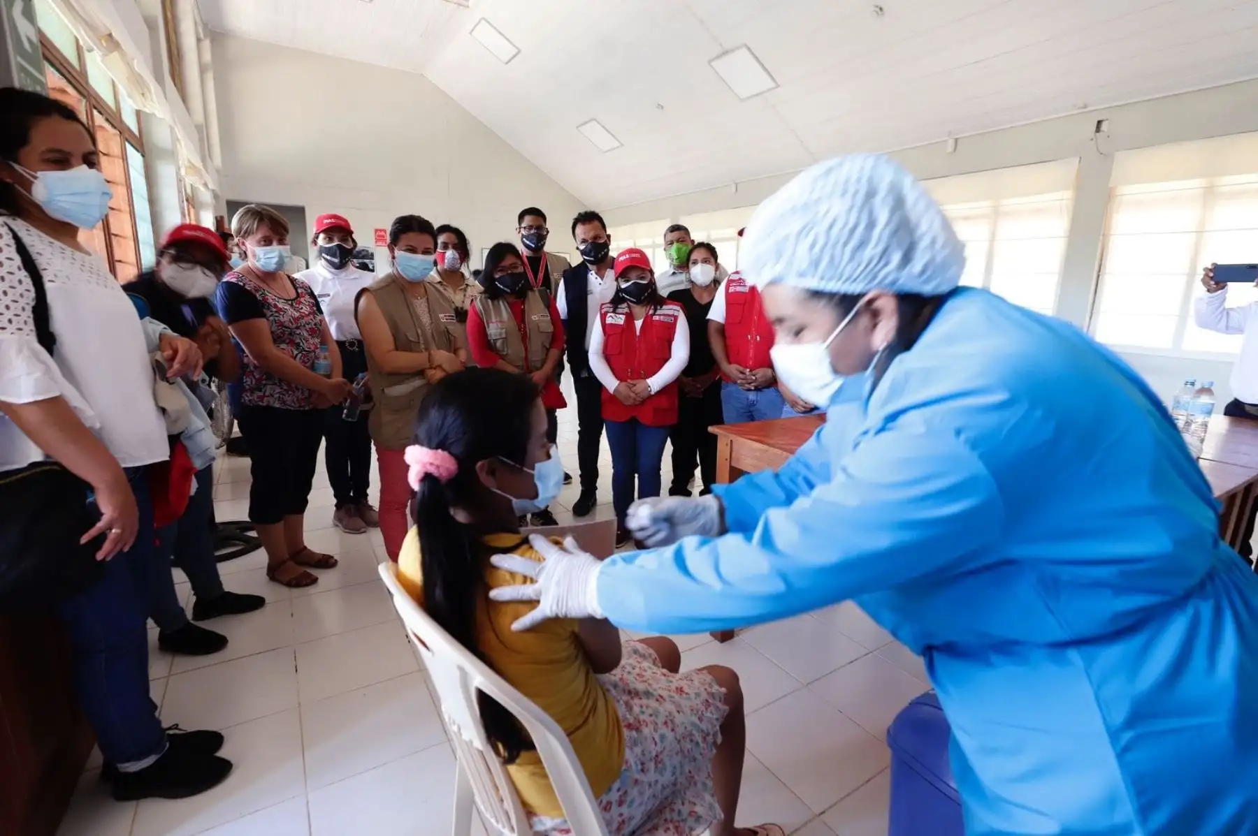 En representación del Poder Ejecutivo, la ministra de Cultura Gisela Ortiz junto a la viceministra de Interculturalidad Rocilda Nunta, llegaron hoy a la localidad Cabo Pantoja, distrito de Torres Causana, provincia de Maynas, región Loreto, para supervisar las acciones de articulación implementadas para el proceso de vacunación contra la covid-19, en el marco de la Cuarta Campaña Complementaria de la Plataforma Itinerante de Acción Social (PIAS) Aérea. Foto: PCM