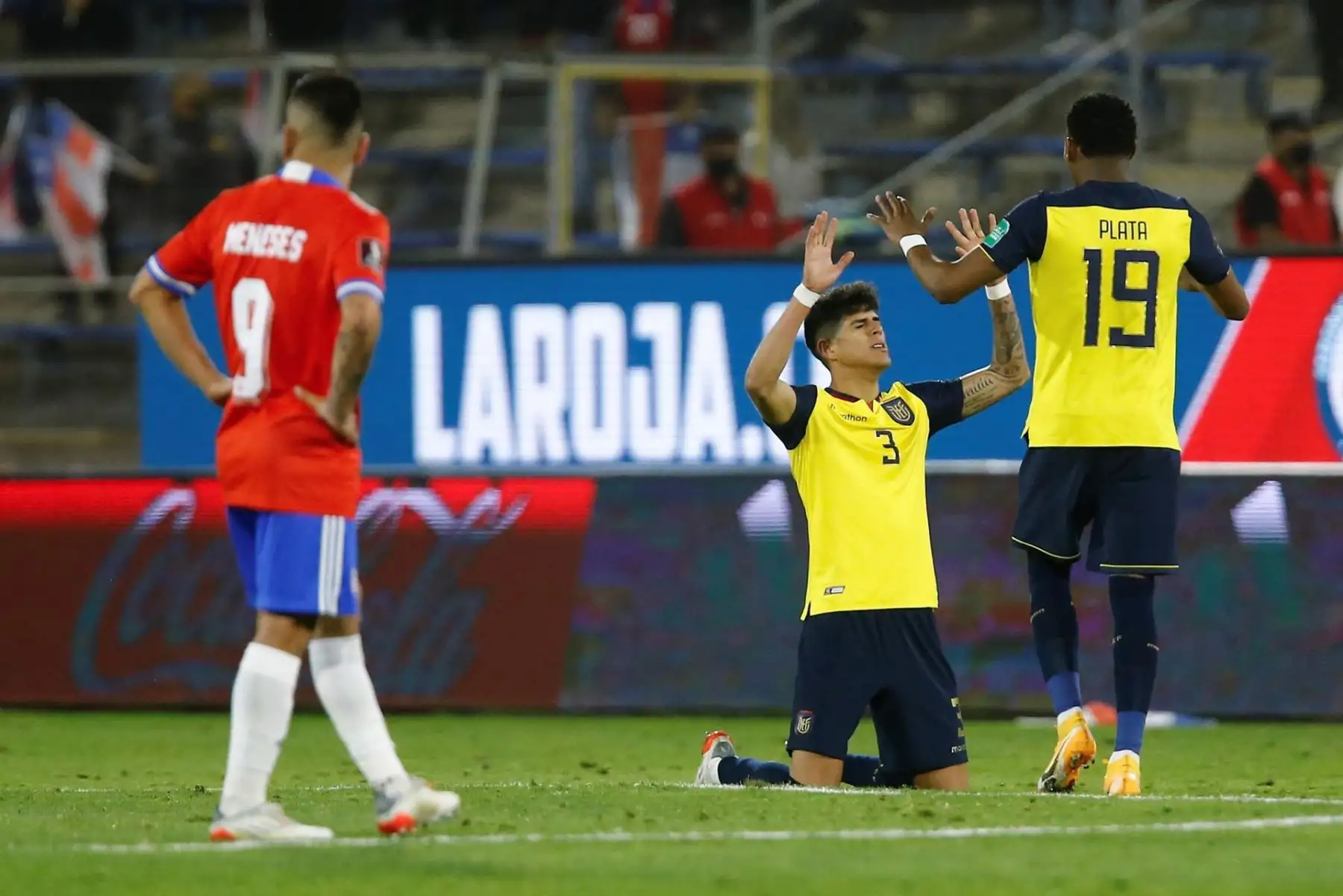 Piero Hincapie (abajo) y Gonzalo Plata de Ecuador celebran hoy, en un partido de las eliminatorias sudamericanas para el Mundial de Catar 2022 entre Chile y Ecuador en el estadio San Carlos de Apoquindo en Santiago (Chile). EFE/Marcelo Hernández POOL