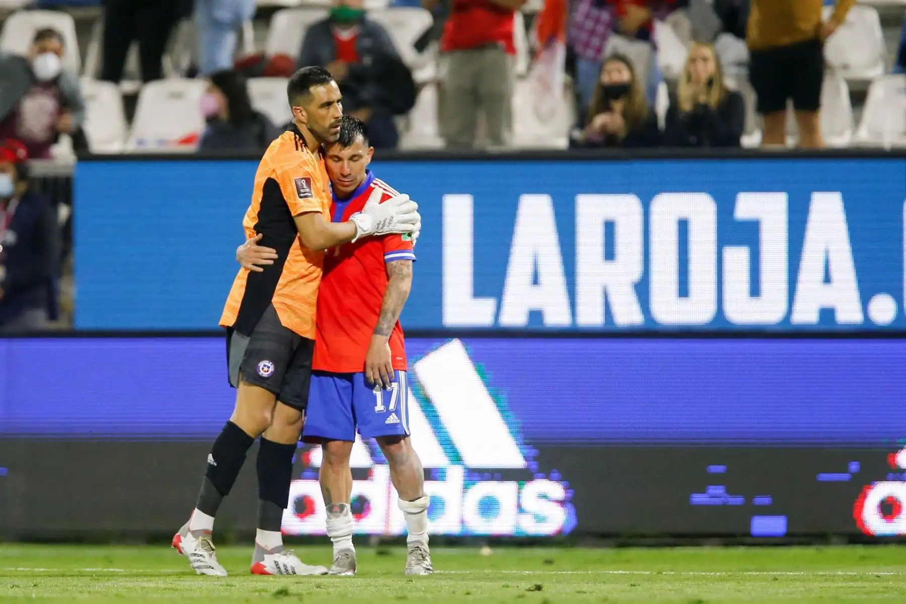 Claudio Bravo (i) y Gary Medel de Chile hoy, en un partido de las eliminatorias sudamericanas para el Mundial de Catar 2022 entre Chile y Ecuador en el estadio San Carlos de Apoquindo en Santiago (Chile). EFE/Marcelo Hernández POOL
