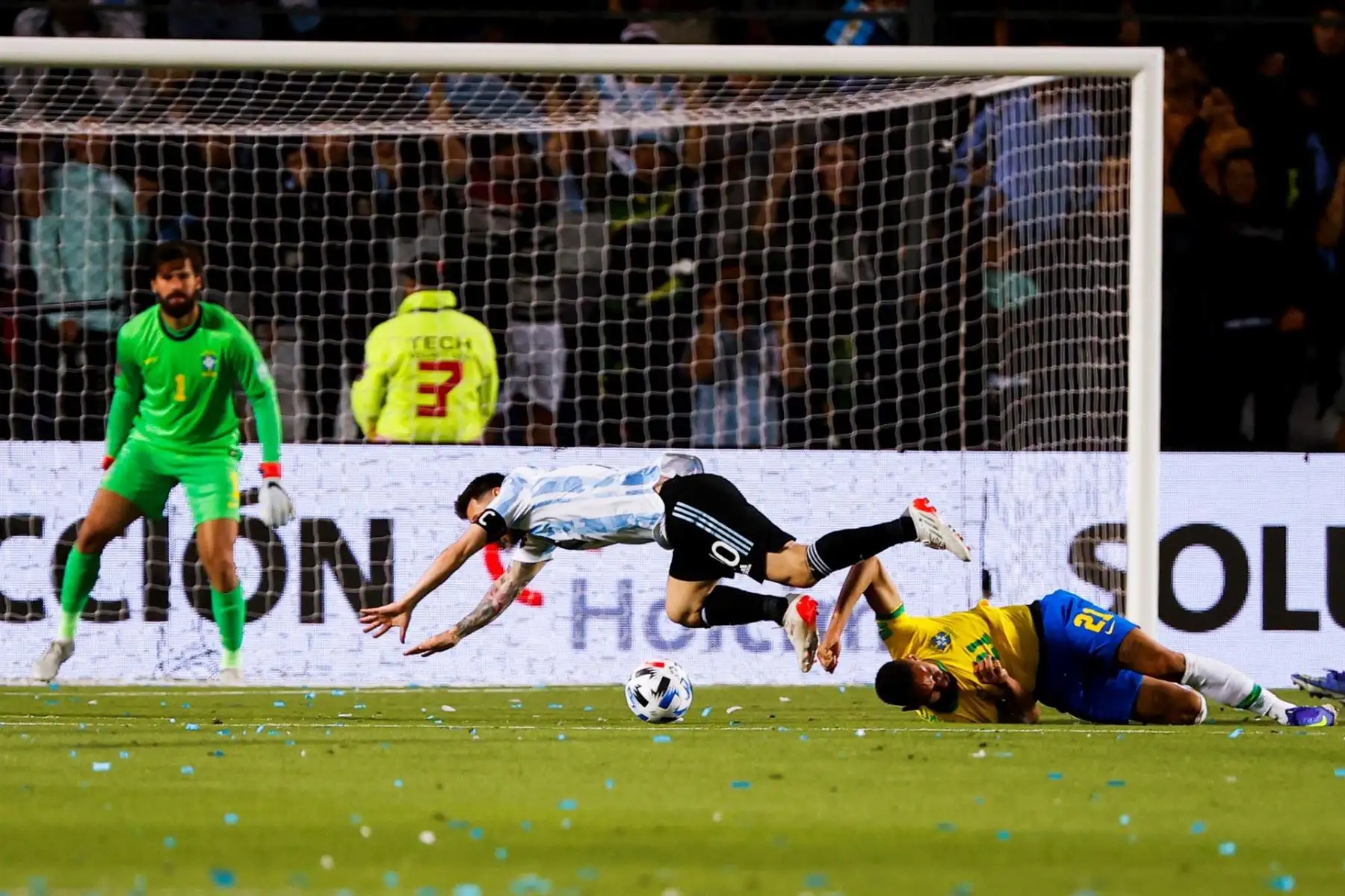 Lionel Messi (i) de Argentina disputa el balón con Matheus Cunha de Brasil hoy, en un partido de las eliminatorias sudamericanas para el Mundial de Catar 2022 entre Argentina y Brasil, en el estadio San Juan del Bicentenario, en San Juan (Argentina). EFE/Juan Ignacio Roncoroni