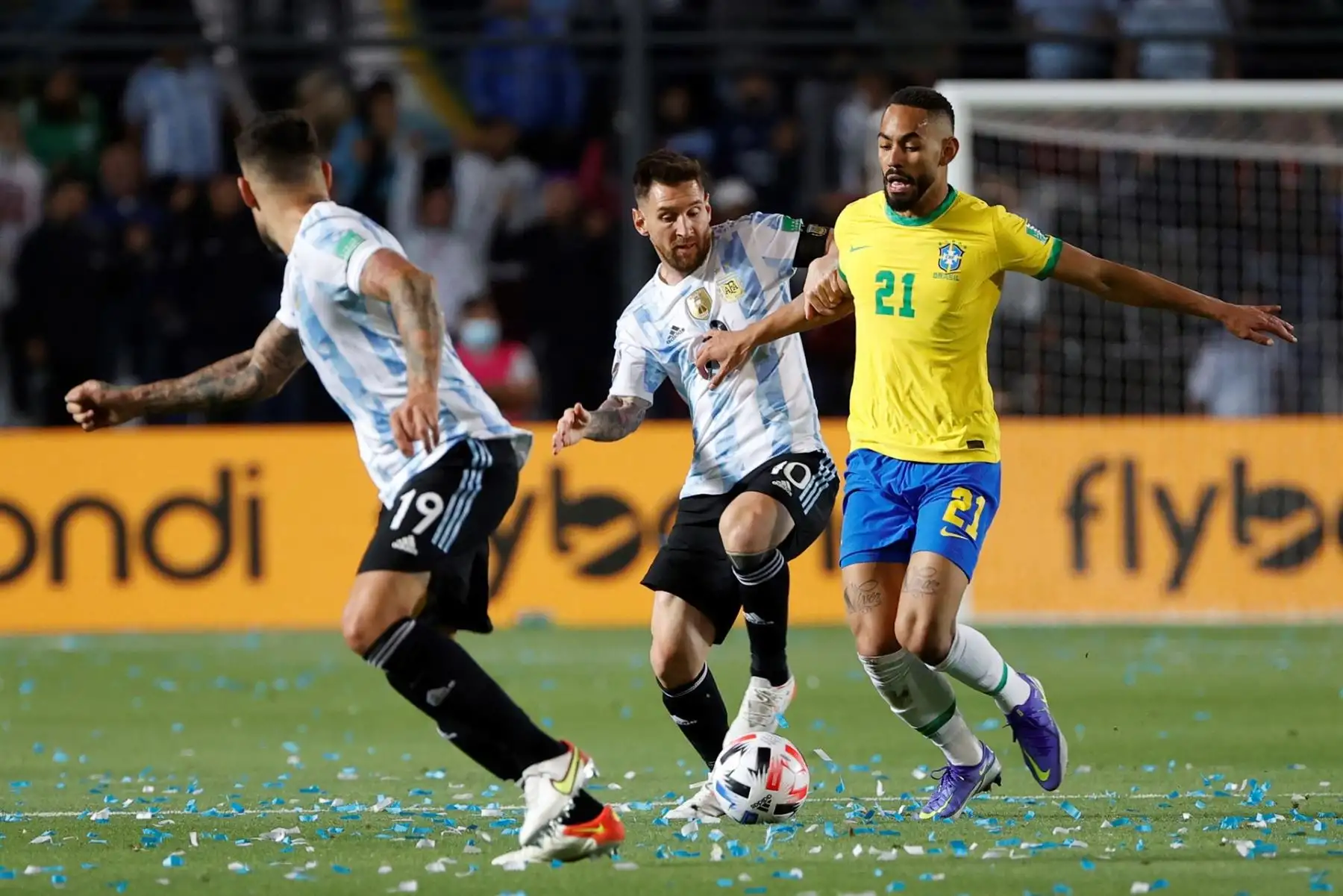 Lionel Messi de Argentina disputa el balón con Matheus Cunha de Brasil hoy, en un partido de las eliminatorias sudamericanas para el Mundial de Catar 2022 entre Argentina y Brasil, en el estadio San Juan del Bicentenario, en San Juan (Argentina). EFE/Juan Ignacio Roncoroni