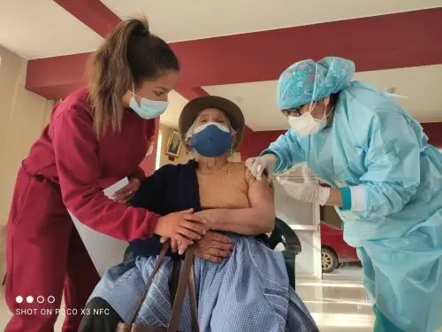 Junín inicia aplicación de la tercera dosis de vacuna contra el covid-19 a adultos mayores de 65 años. ANDINA/Difusión