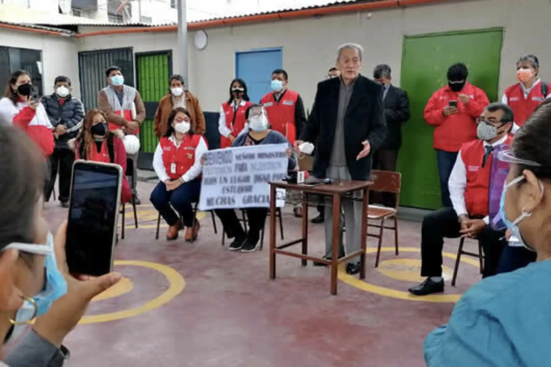 El ministro de Educación, Carlos Gallardo, visita el colegio Ariosto Matellini en el distrito de Chorrillos. ANDINA/Carlos Lezama