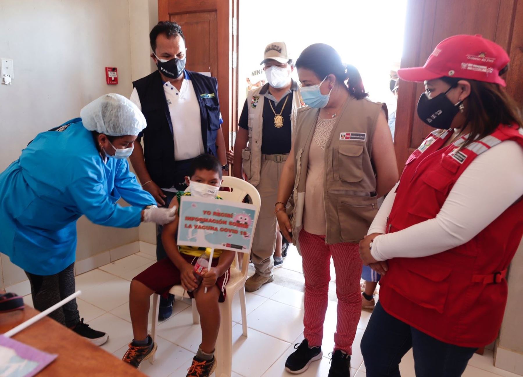 Ministra de Cultura, Gisela Ortiz, supervisan campaña de vacunación contra el covid-19 a los pobladores indígenas de Loreto.