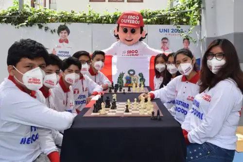 El equipo del Colegio Saco Oliveros representará a Latinoamérica en el Torneo Mundial de Ajedrez Escolar (2020 - 2021), que se realizará del 24 al 30 de noviembre en Dubái, Emiratos Árabes Unidos. Foto: ANDINA/Difusión.